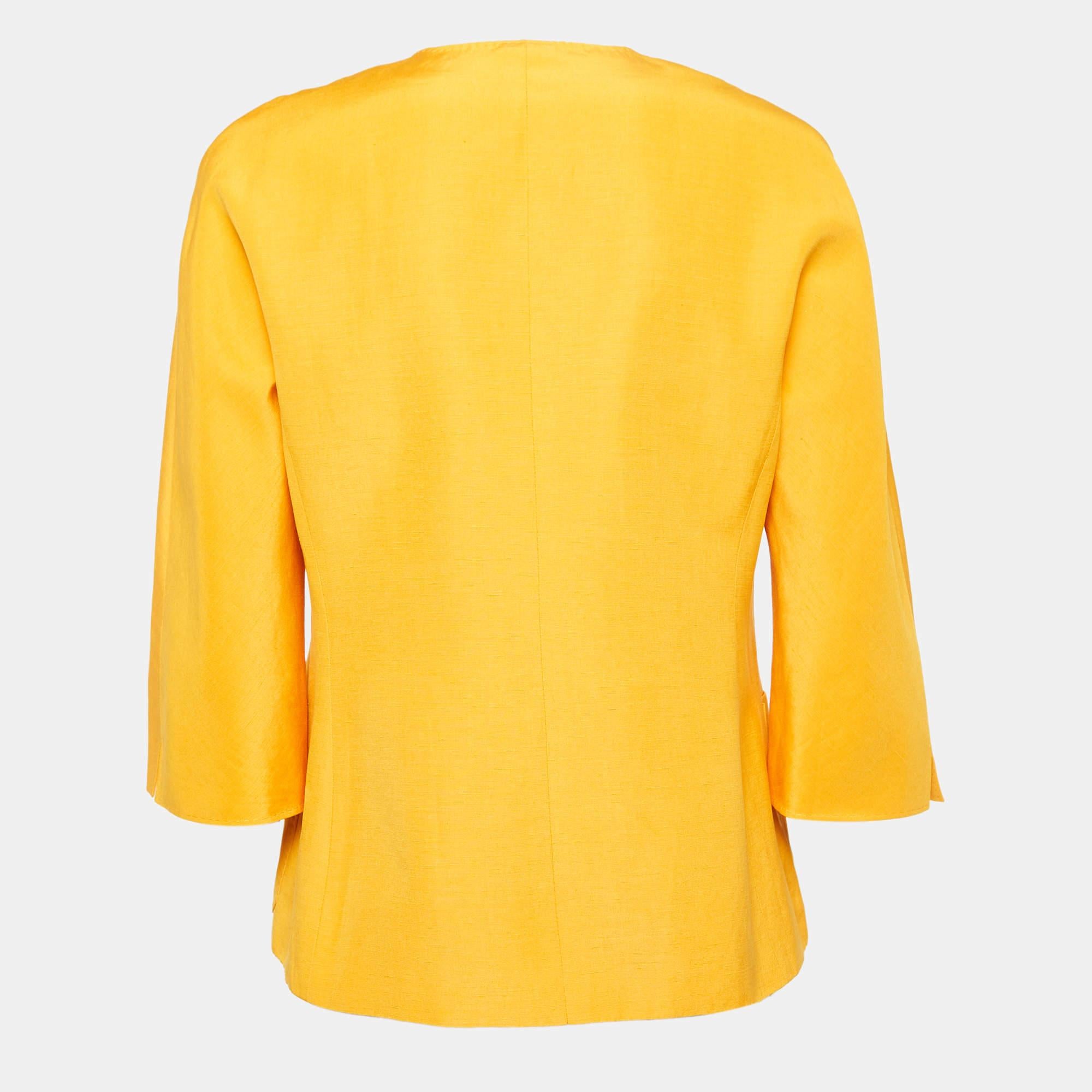 This blazer brings you both class and luxury as you wear it. It is highlighted with long sleeves and classic details thus granting a polished formal finish.