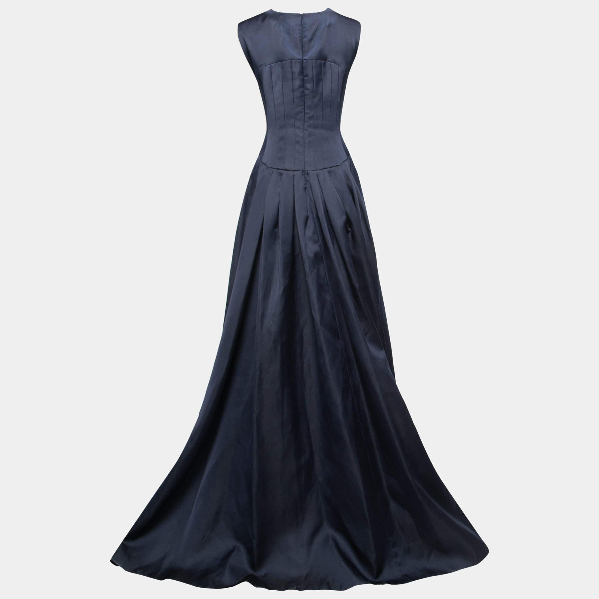 Make a luxe fashion statement by wearing this designer gown. It is tailored using fine fabric into a flattering silhouette.

