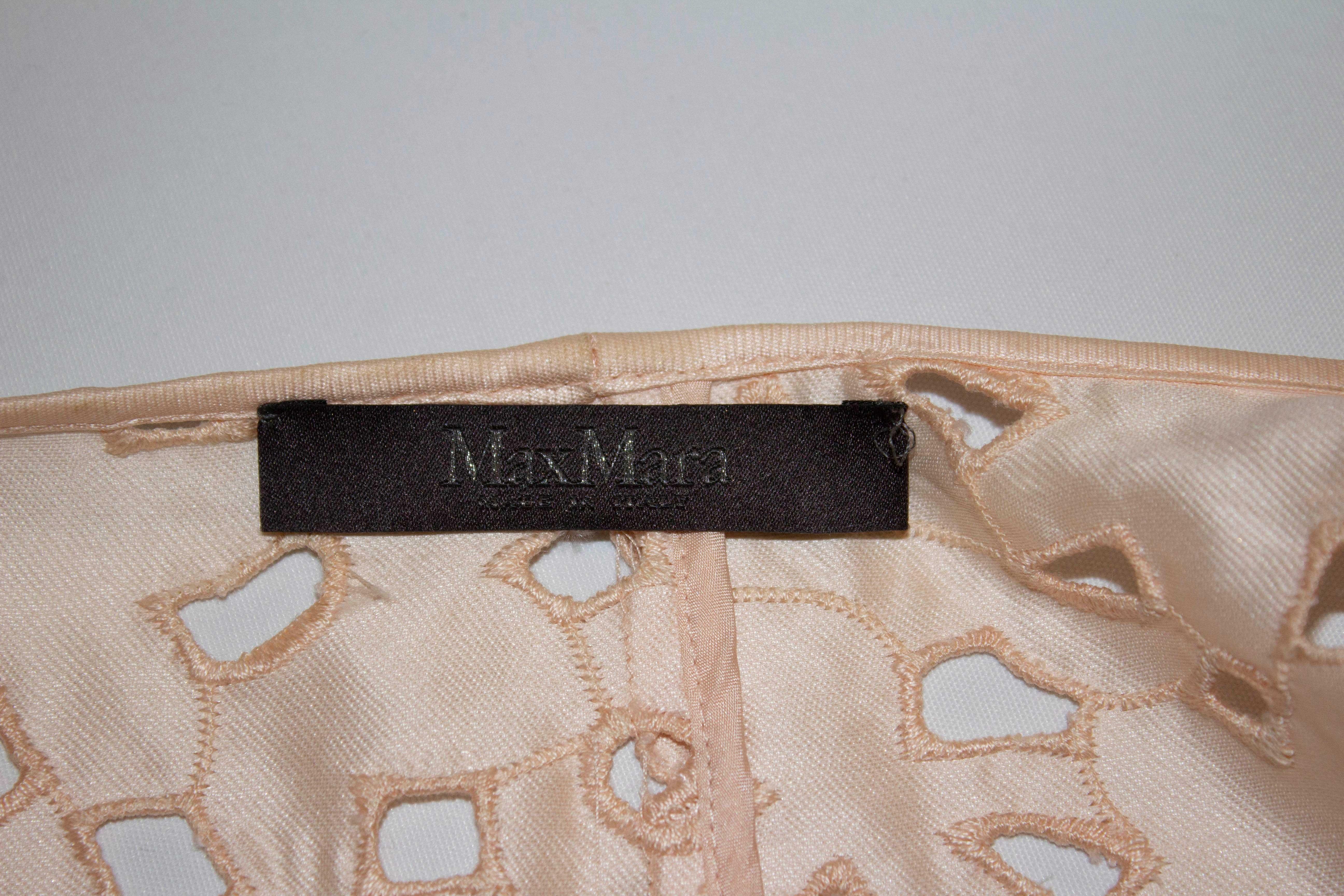 Une jolie tenue de Max Mara, ligne Pianoforte. Dans une couleur pêche/rose et un mélange de soie/coton, la robe a une encolure ronde, une fermeture éclair centrale au dos.  et les manchons de capuchon. Taille UK 10, mesures : Robe Buste 36'',