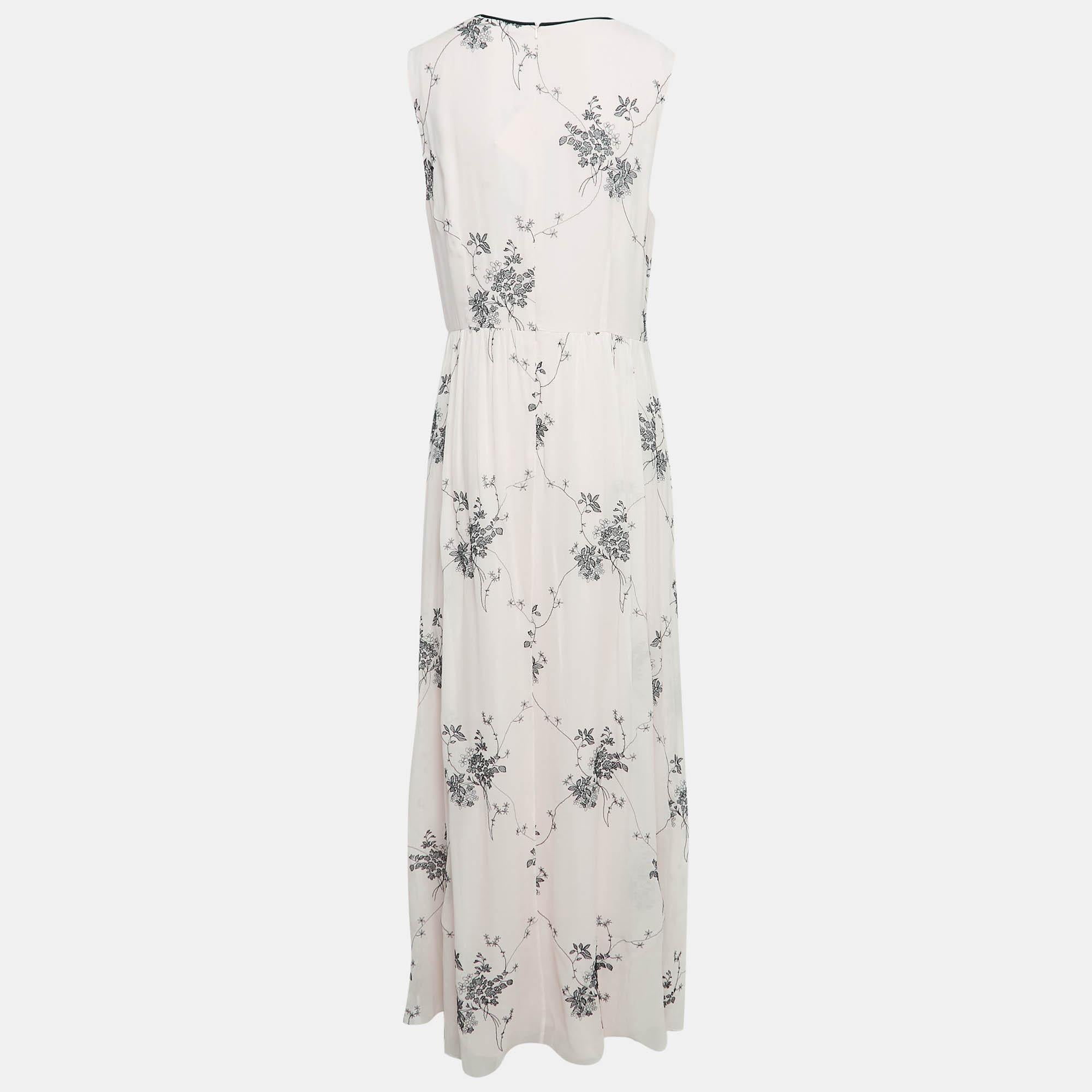 This stylish maxi dress is a fashionable and versatile piece that exudes elegance and comfort. With its long silhouette it provides a flattering and feminine look. Designed with chic details and unique cuts it effortlessly combines fashion and