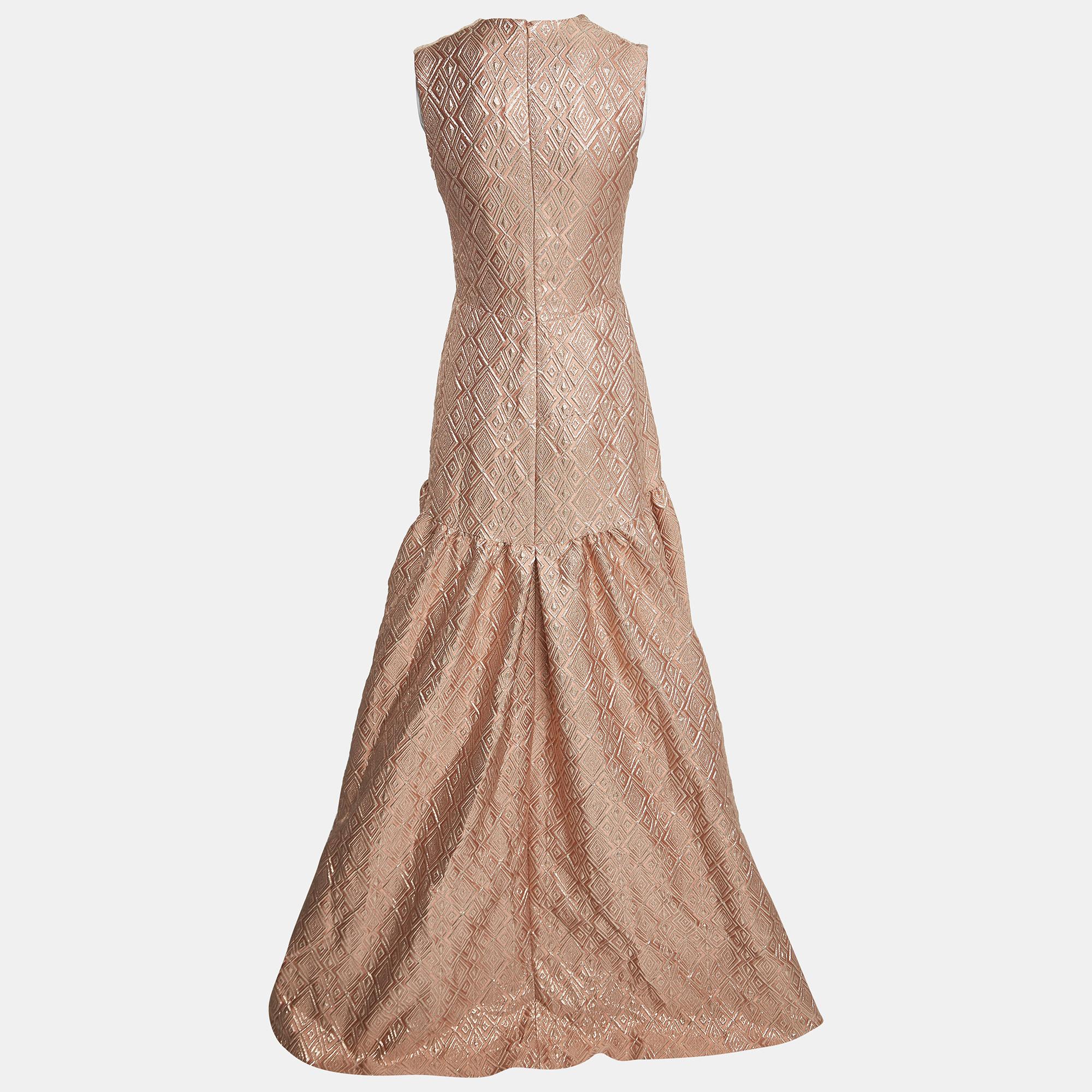 To help you sway in the most mesmerizing way, Max Mara brings you this evening gown. It is a marvelous design, achieved by using jacquard fabric in a dreamy silhouette. The hemline falls gracefully to the floor and a zipper makes sure the gown fits