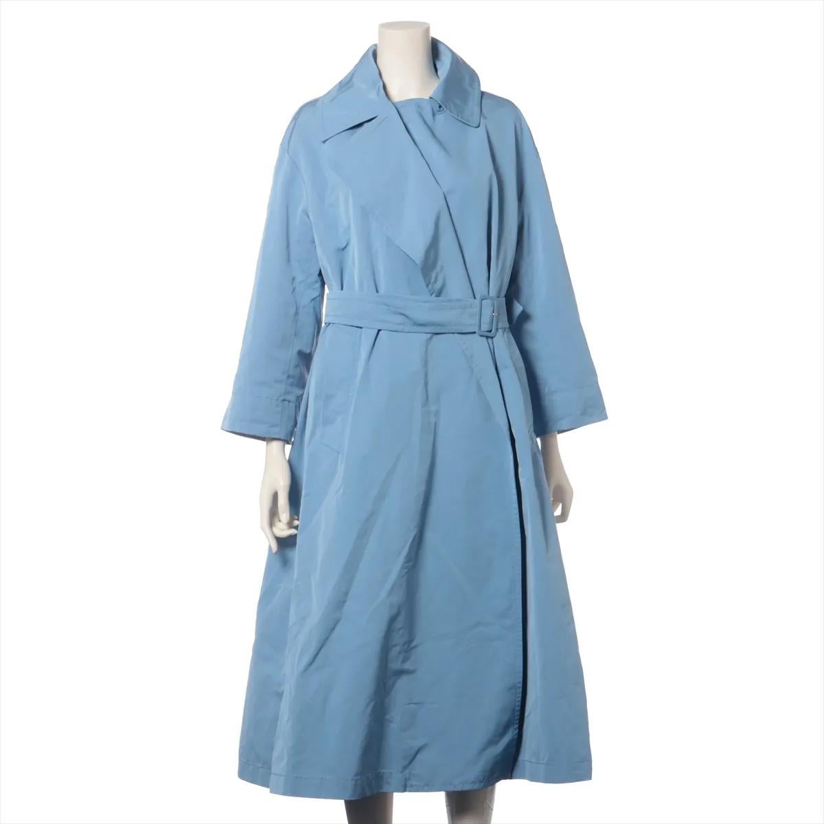 Der Max Mara Polyestermantel in Hellblau ist ein schlichtes und elegantes Kleidungsstück, das moderne Raffinesse mit zeitlosem Design verbindet. Es ist aus leichtem Polyester gefertigt und bietet mit seiner langärmeligen Silhouette Komfort und