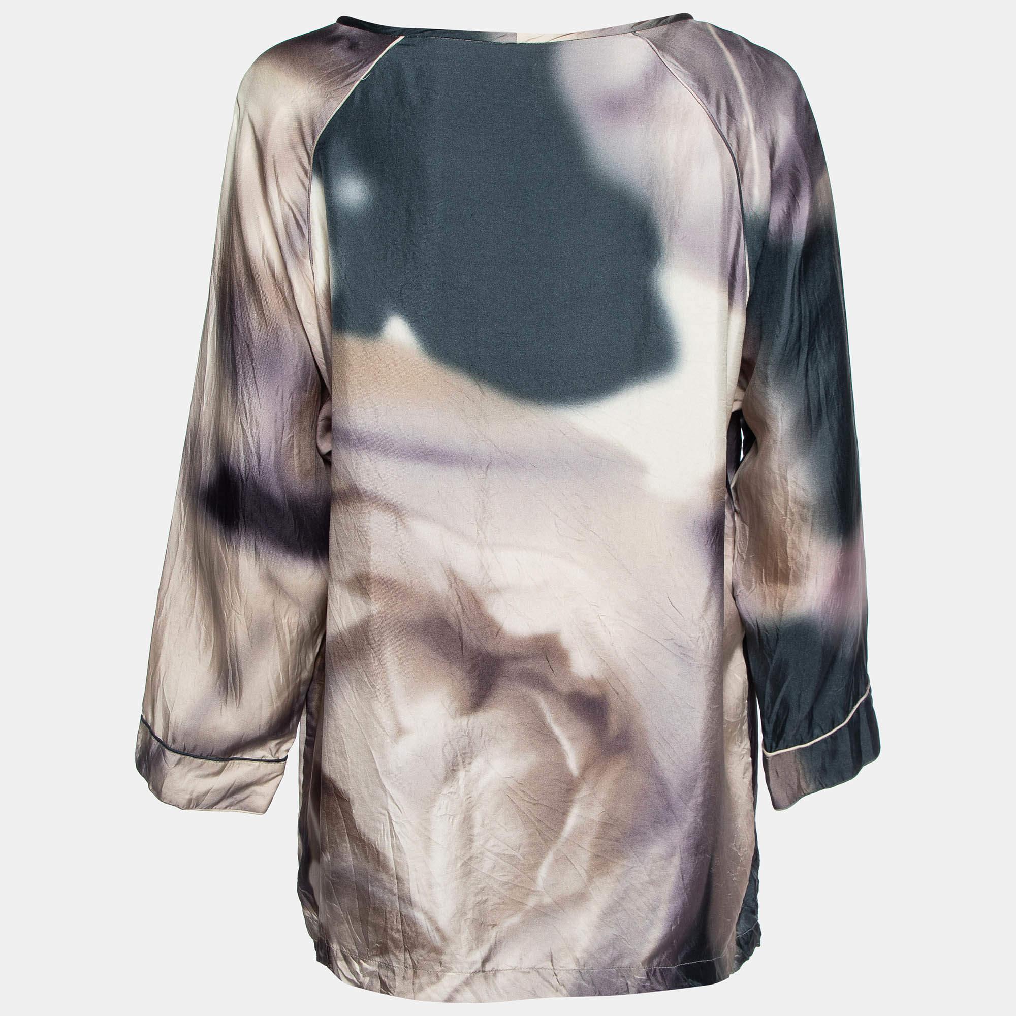 Complement your elegance with a lovely blouse like this one. With its pretty design and prime quality fabric this blouse is the best pick to look sophisticated and poised.