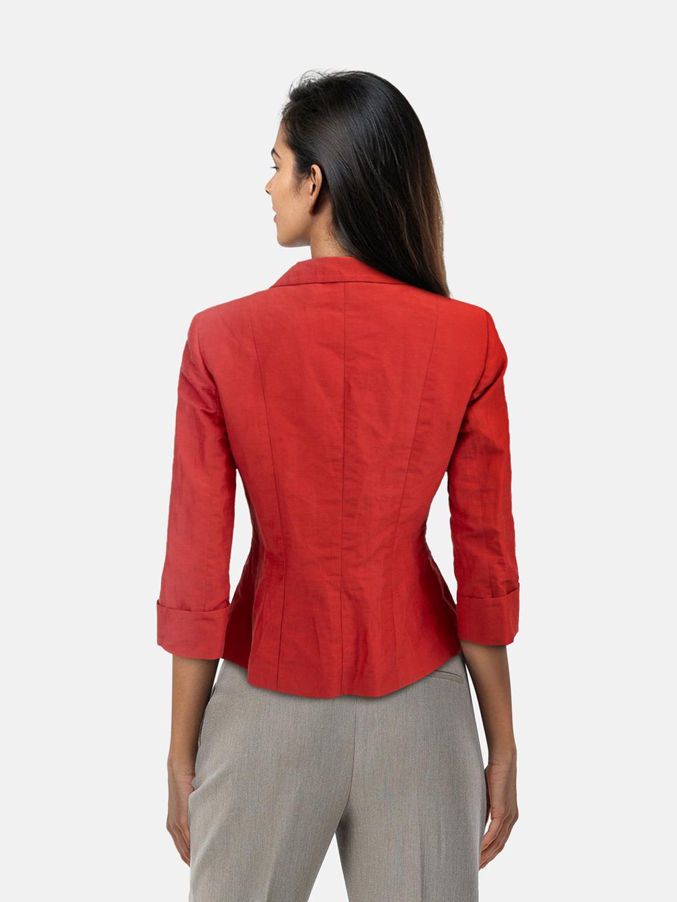La condizione è molto buona. La giacca non presenta quasi nessun segno di usura visibile su questo articolo usato di Max Mara.
 

 

 

 Dettagli
 

 

 Rosso
 

 Lino
 

 Giacca
 

 Con la cintura
 

 Chiusura con bottoni a pressione
 

 Petto