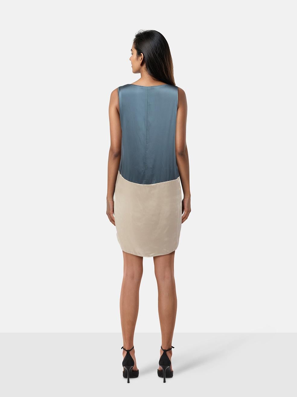 L'ÉTAT est très bon. L'usure de la robe est minime. Usure minimale sur le bas du devant à droite vers la couture latérale où un pluck à l'armure est visible sur cet article de revente de designer Max Mara d'occasion.
 

 Détails
 

 

 S Max Mara

