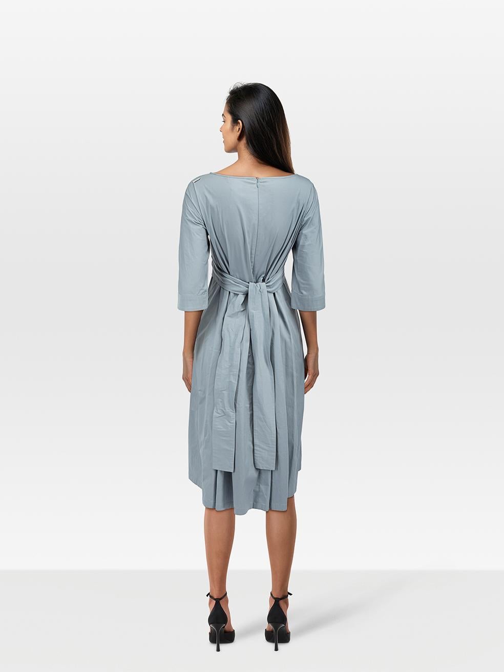 CONDIT ist sehr gut. Das Kleid weist nur minimale Gebrauchsspuren auf. Minimale Abnutzungserscheinungen am rechten Ärmel und vorne links oberhalb der Büste, wo es Verfärbungen auf diesem gebrauchten 'S Max Mara Designer Resale Artikel gibt.
 

