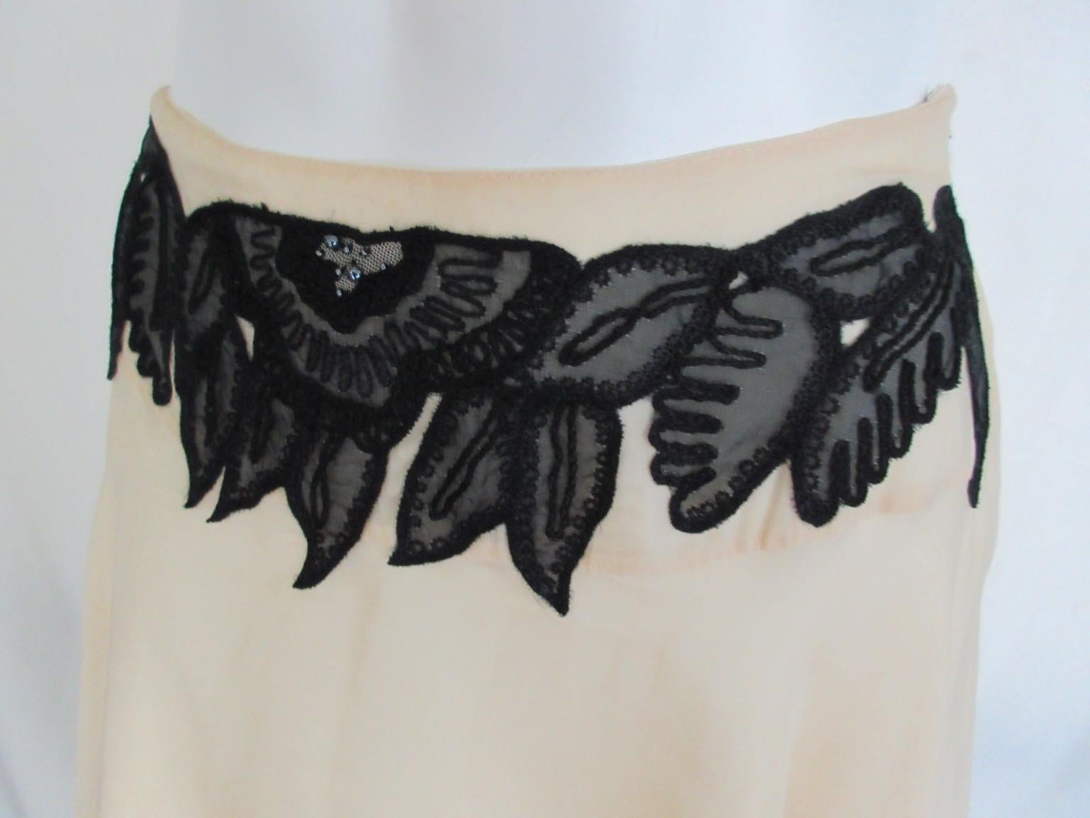 Beautiful Max Mara skirt with black lace flowers

We offer more exclusive vintage designer items, view our frontstore.

Details:
Side zipper
lined
100% silk
Sizes:
Size italian 42 / US 6 / GB 8 / France 38
Waist 74 cm/ 29.13 inch
Lenght 64 cm/ 25.19