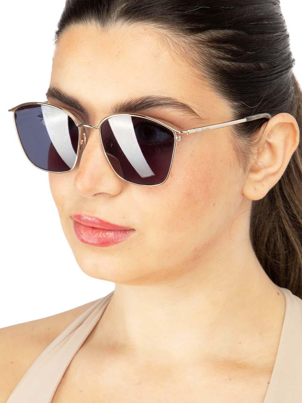 El ESTADO de este artículo nuevo de Max Maradesigner es Nuevo con etiquetas. Este artículo viene con el embalaje original.
 
 
 
 Detalles
 
 
 Model No: MM 0043 63V
 
 Silver
 
 Metal
 
 Gafas de sol de ojo cuadrado
 
 Lente azul tintada
 
 Marca