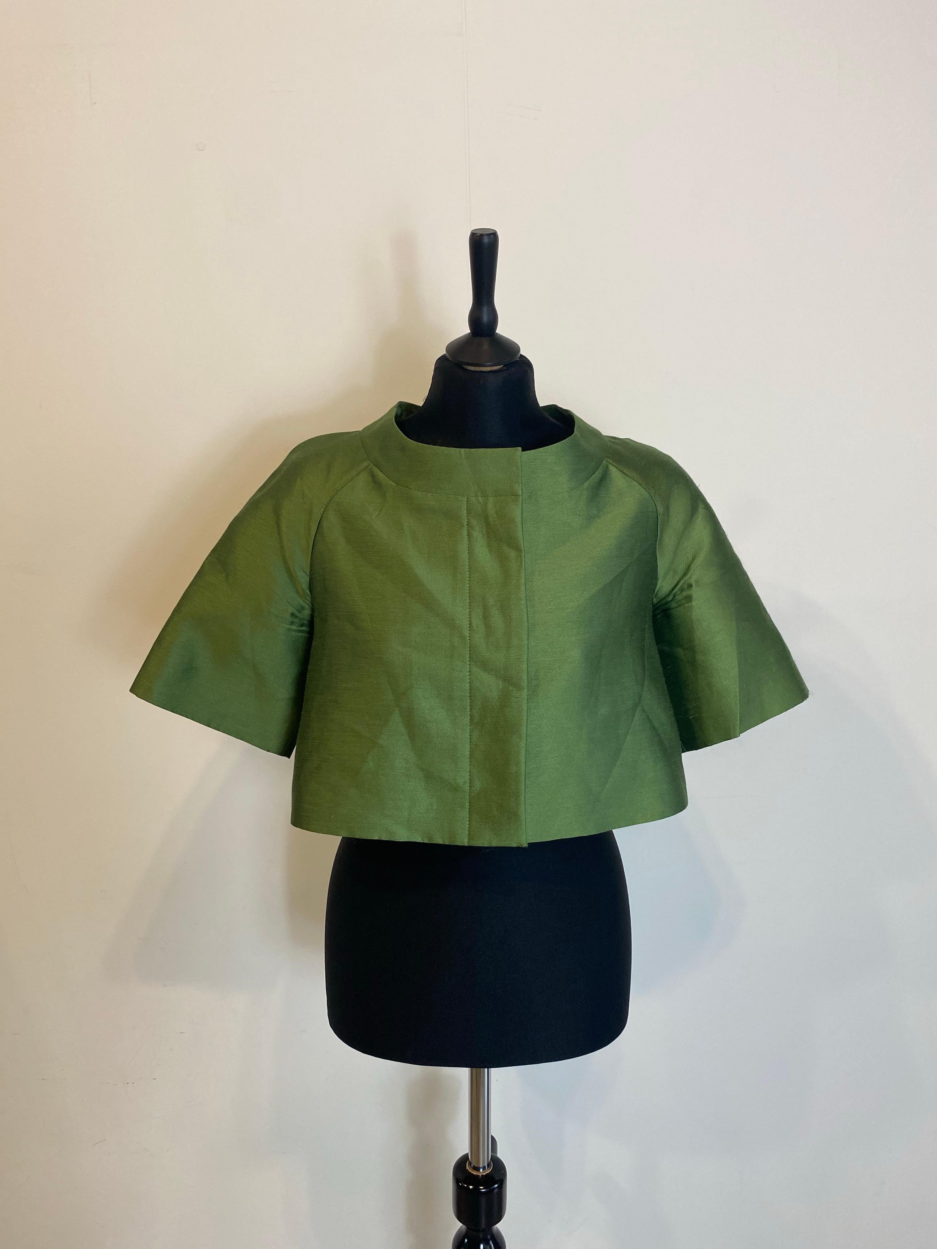 Max Mara studio, blouse and pants
Size 44 IT.
52% polyester, 26% linen, 22% silk.
Shirt measurements:
Shoulders 40 cm.
Length 44 cm.
Trouser measurements:
Waist 36 cm.
Length 88 cm.
Excellent condition, shows signs of normal use as shown in the