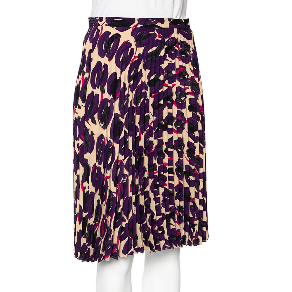 The fashion powerhouse Max Mara continues to create dynamic and sophisticated. Made from quality materials this multicolored skirt is detailed with intricate prints all over with a pleated design.