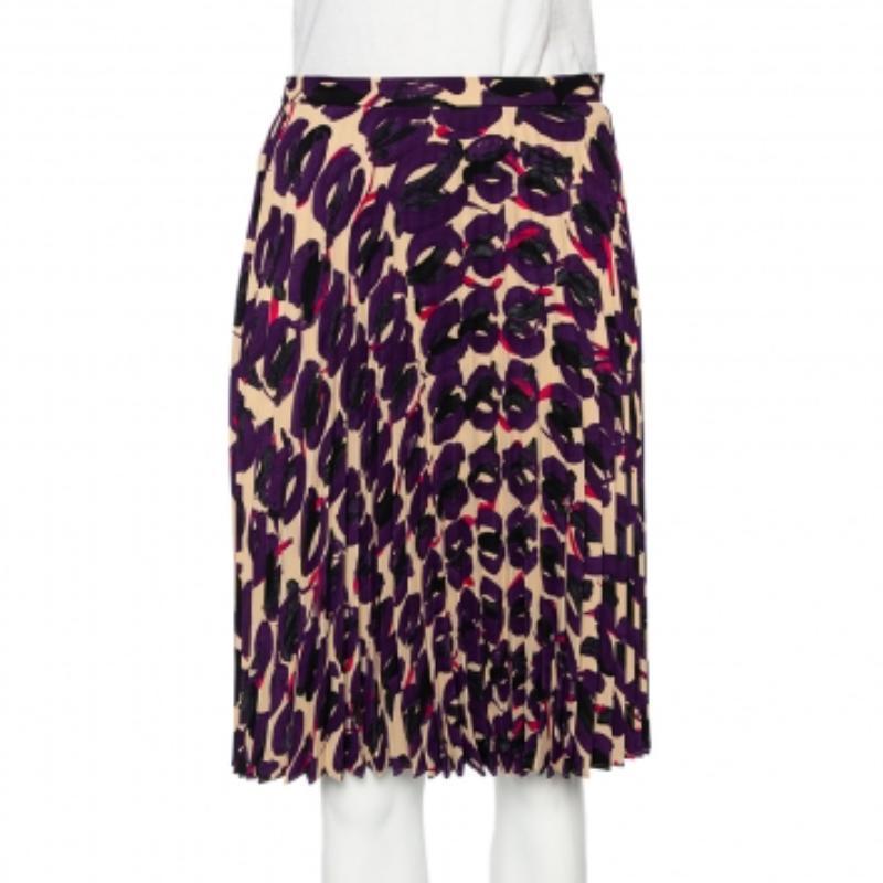 Das Modehaus Max Mara kreiert weiterhin dynamische und anspruchsvolle Mode. Dieser mehrfarbige Rock ist aus hochwertigen Materialien gefertigt und mit aufwendigen Prints über und über bedruckt.