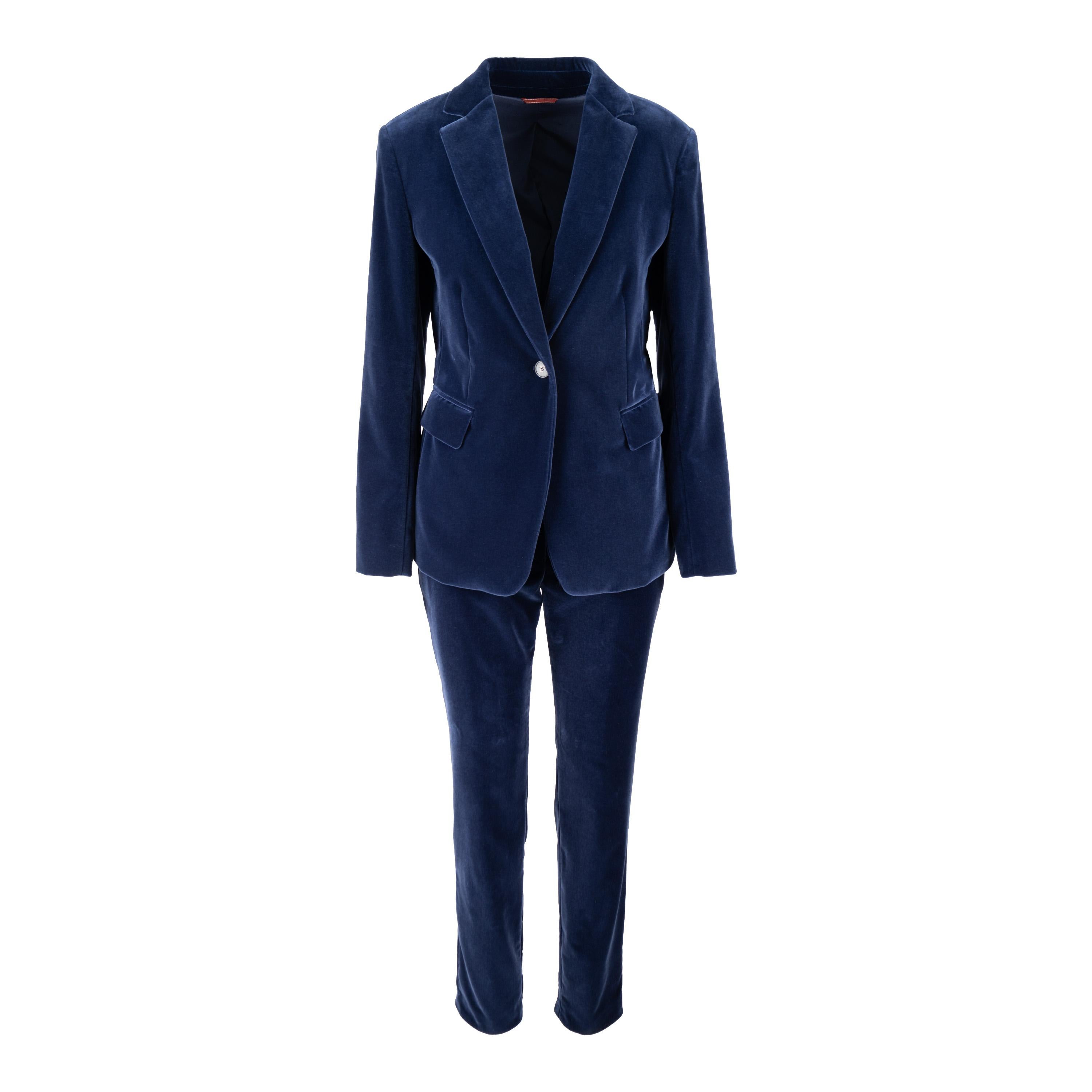 This sleek Max Mara velvet suit features a one-breasted blazer crafted from soft cotton blend velvet, a lapel collar, welt pockets and a single button closure. The trousers have front zipper closure and two side pockets.  