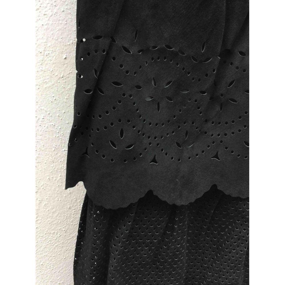 Max Mara Suede Maxi Skirt in Black

Max Mara skirt in black leather, with front pockets, zipper and button. The skirt is made of three layers each with a different pattern. Length 85 cm, waist 35 cm, hips 45 cm The garment does not have a label