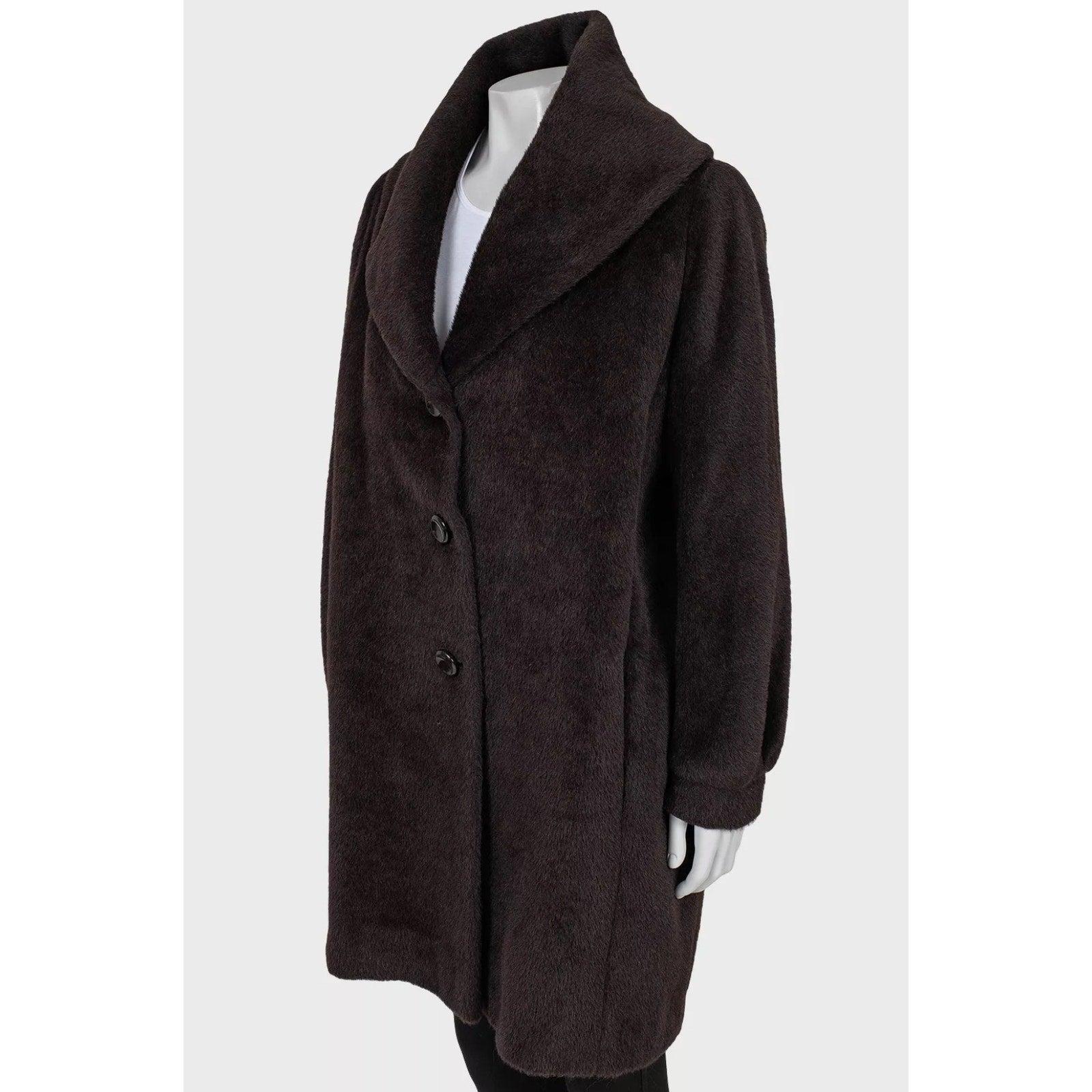 Eleva il tuo guardaroba con questo lussuoso cappotto Max Mara. Realizzato in una morbida miscela di 70% lana d'alpaca e 30% lana vergine, questo cappotto offre un calore e un comfort senza pari. Completamente foderato in 100% viscosa, garantisce una