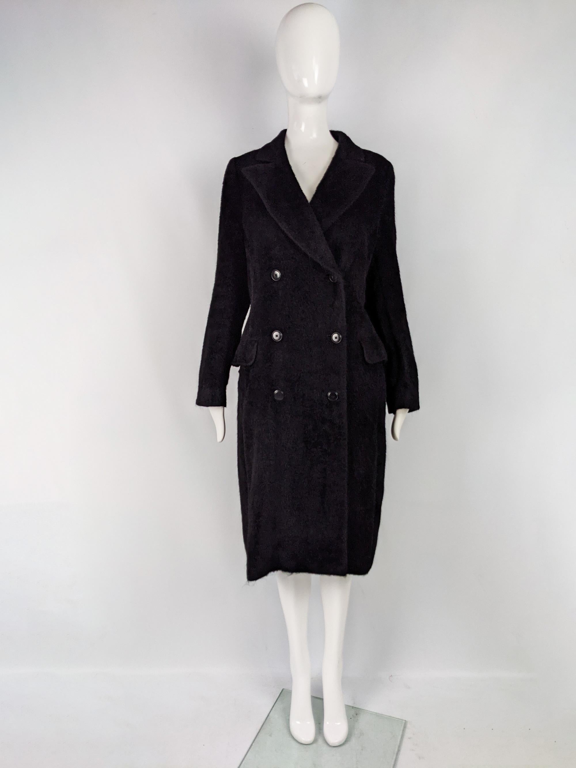 A chic vintage womens coat from the 90s by luxury Italian fashion house, Max Mara. In a black alpaca wool with double breasted buttons and beautiful peaked lapels for a timeless look. 

Size: Marked US 10 / F 42 / GB 12 / I 44. Please check