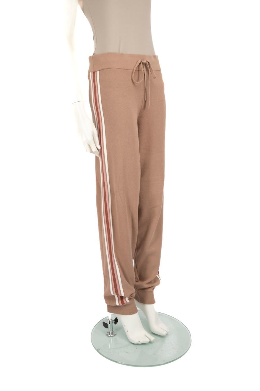L'ÉTAT est très bon. L'usure minimale des joggeurs est évidente. Légère traction au tissage près de l'entrejambe sur cet article de revente de designer Weekend Max Mara.
 

 

 

 Détails
 

 

 Beige
 

 Viscose
 

 Joggeurs en tricot
 

 Coupe
