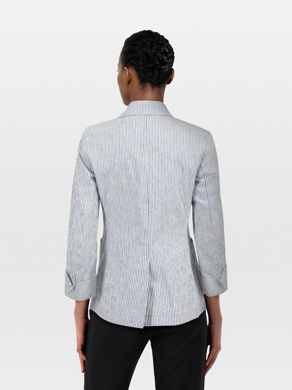 L'ÉTAT est très bon. L'usure de la jaquette est minime. Usure minimale sur la face arrière où une décoloration est visible sur cet article de revente de designer Max Mara d'occasion.
 

 

 

 Détails
 

 

 Bleu
 

 Coton
 

 Blazer
 

 Motif rayé
