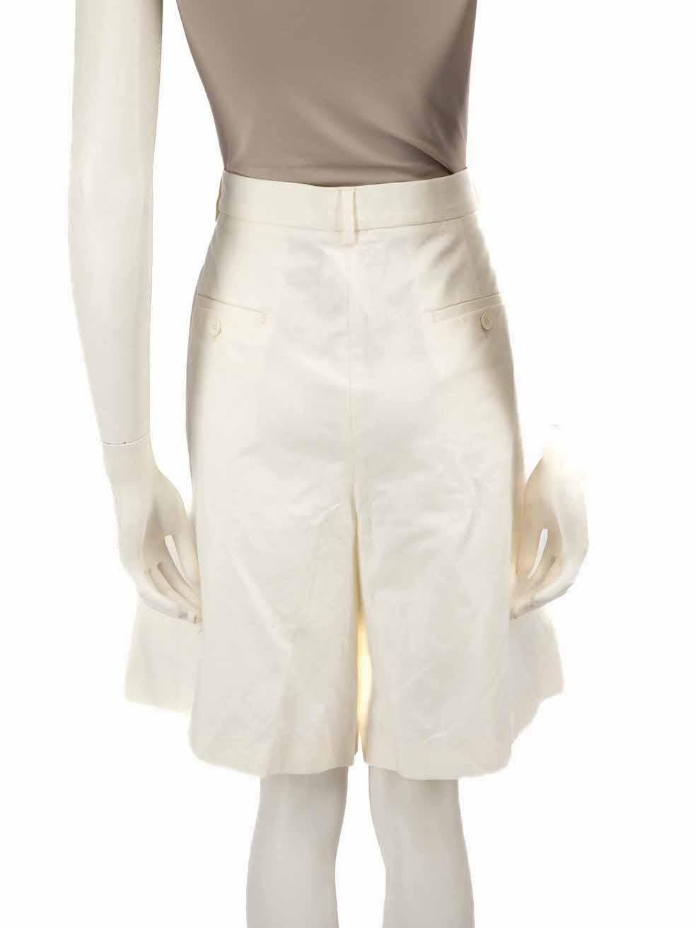 Gris Short Max Mara Weekend Max Mara écru taille haute Taille XXXL en vente