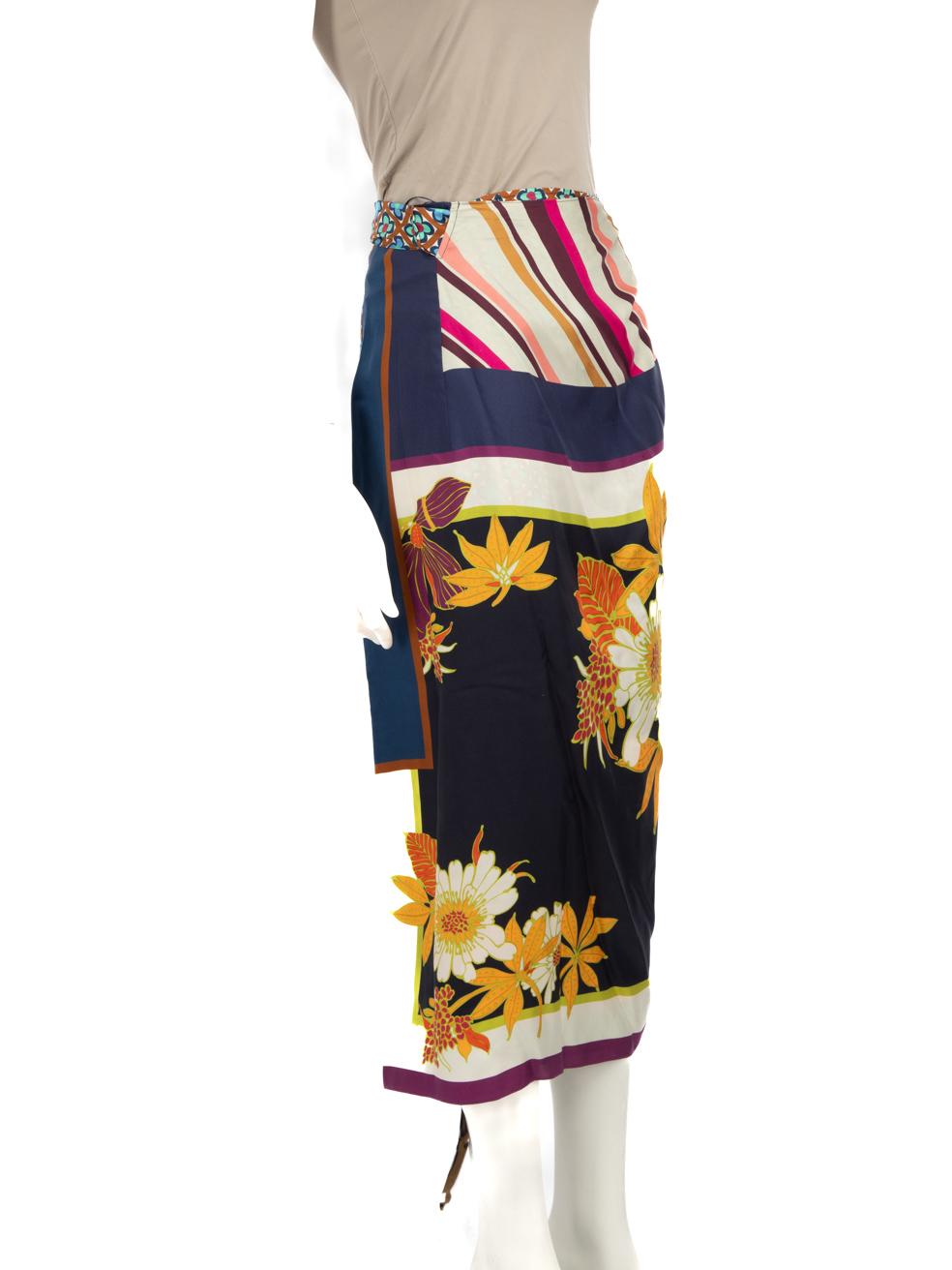 CONDITION is Very good. Minimal wear to the skirt is evident, the brand, size and fabric composition label is loose. There are small marks on the waist tie and the front and back of this used Weekend Max Mara designer resale item.
  
  
  
 