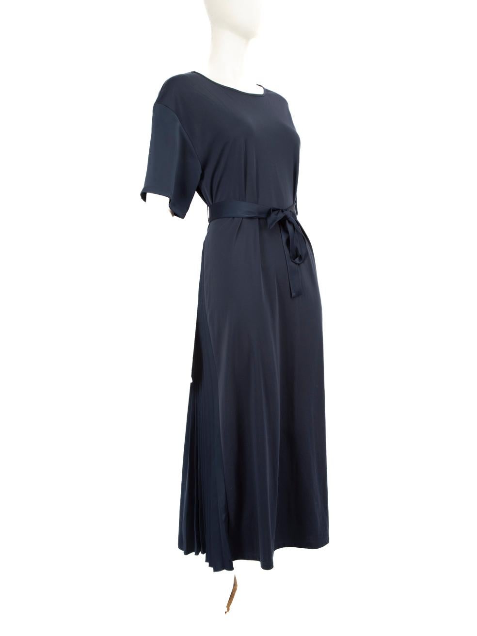 El ESTADO es Muy bueno. Apenas se aprecia desgaste en el vestido de este artículo usado de reventa del diseñador Weekend MaxMara.
  
  Detalles
  
  
  Marina
  
  Sintético
  
  Vestido
  
  Maxi
  
  Manga corta
  
  Detalle de lazo en la cintura
