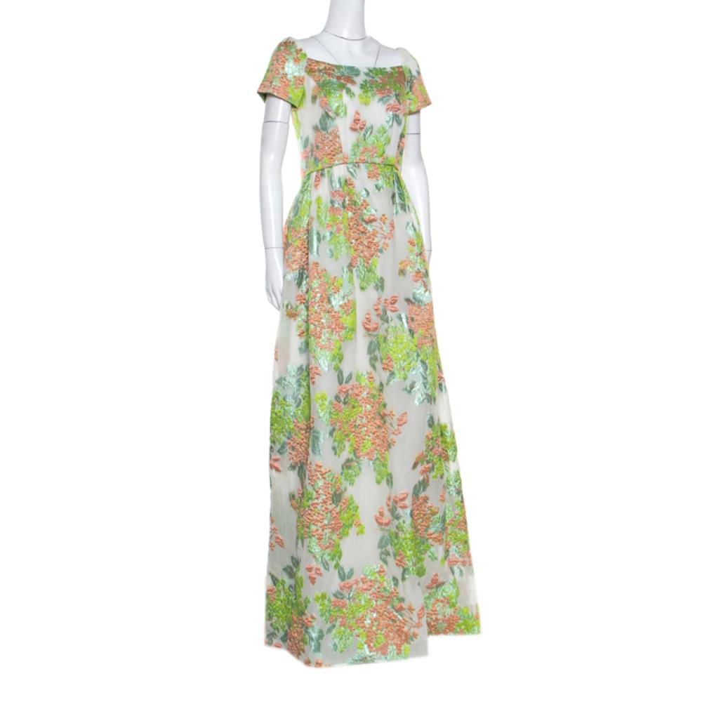 From the Italian fashion house, Max Mara comes this maxi dress crafted in a floor-sweeping length with short sleeves and a broad neckline that exudes a bespoke feminine charm. It flaunts a lurex embellished floral print all over with a cinched