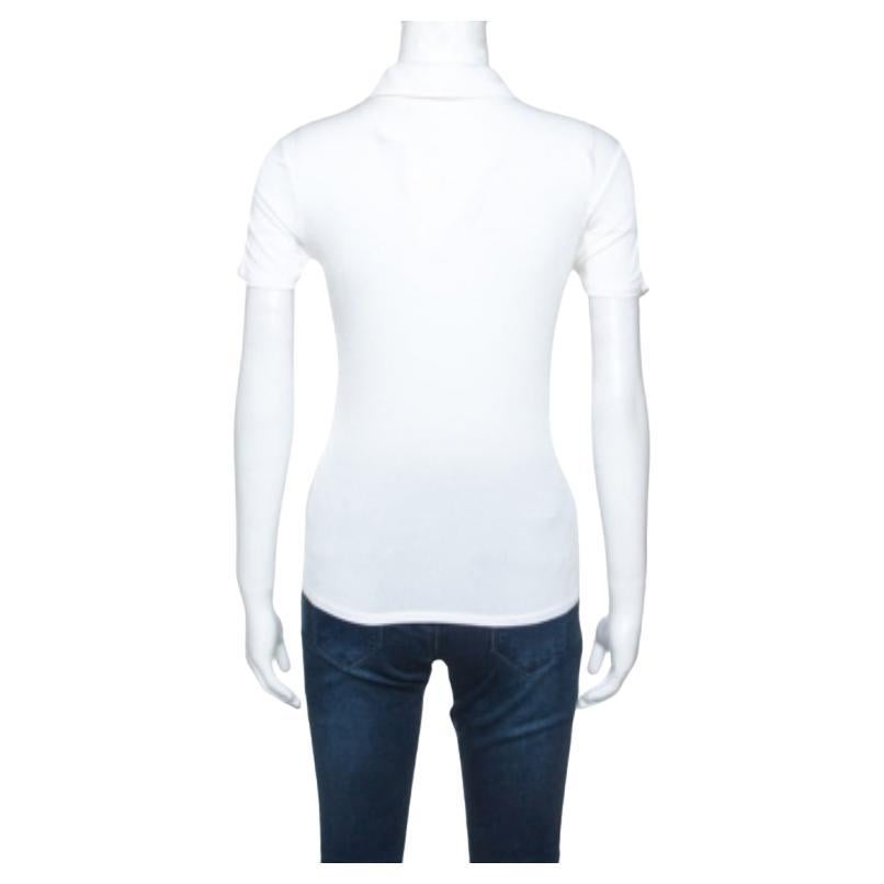 ¡Esta camiseta Max Mara habla de estilo a través de su diseño sencillo! Confeccionado en mezcla de algodón y elastano, tiene mangas cortas, cuello sencillo y botones delanteros. Puedes combinar esta cómoda camiseta con los pantalones que prefieras.