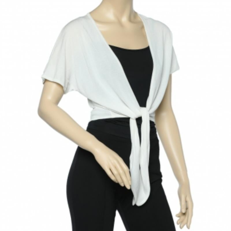 Este encogimiento de hombros de Max Mara es una gran elección para tu armario de diseño. Está diseñada con tejido de punto blanco y tiene un detalle de lazo delantero. Puedes complementar este encogimiento de hombros corto con tus camisolas