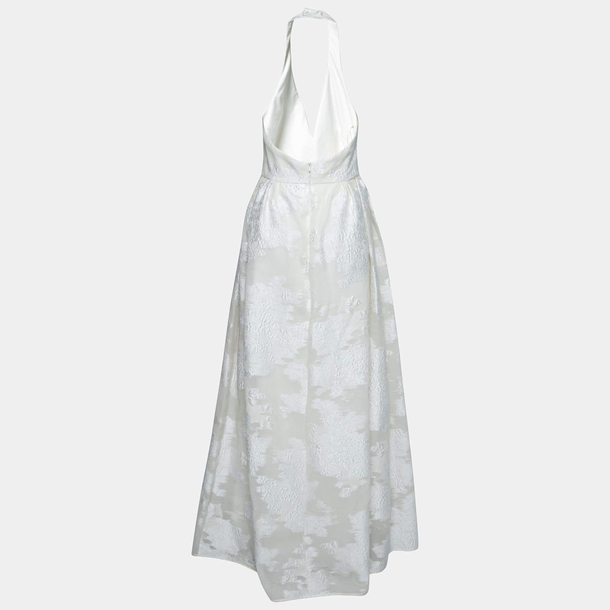 The tailoring of this wedding dress is detailed and fine, making it another prized clothing item by Max Mara. It has a halter neckline and jacquard detailing all over. This dress is masterfully sewn to deliver a stylish, modern-day