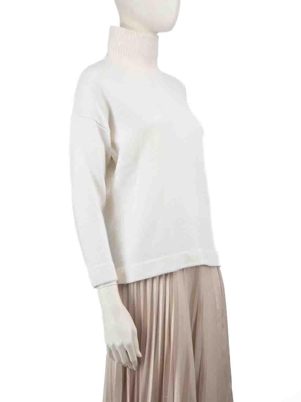 CONDITION is Very good. Minimal wear to jumper is evident. Minimal wear to the texture with light pilling to the knit on this used Max Mara designer resale item.
 
 
 
 
 White
 
 Wool
 
 Knit jumper
 
 Turtleneck
 
 Long sleeves
 
 Cropped fit
 
 

