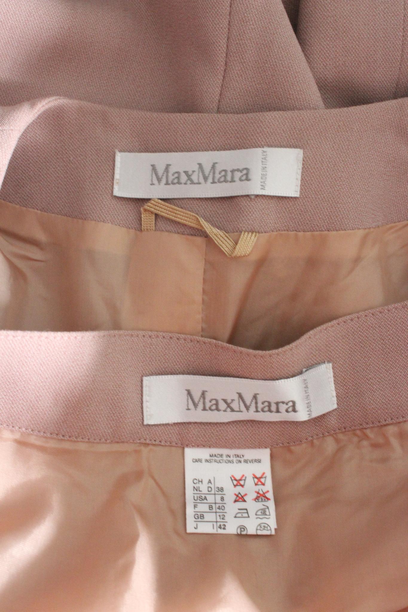 Max Mara classic 90s vintage skirt suit. Tailleur in lilac colored, 80% wool, 20% viscose fabric. Made in italy.

Size: 42 It 8 Us 10 Uk

Shoulder: 44cm
Bust/Chest: 49 cm
Sleeve: 60cm
Length: 61cm
Skirt waist: 35cm
Skirt length: 62cm