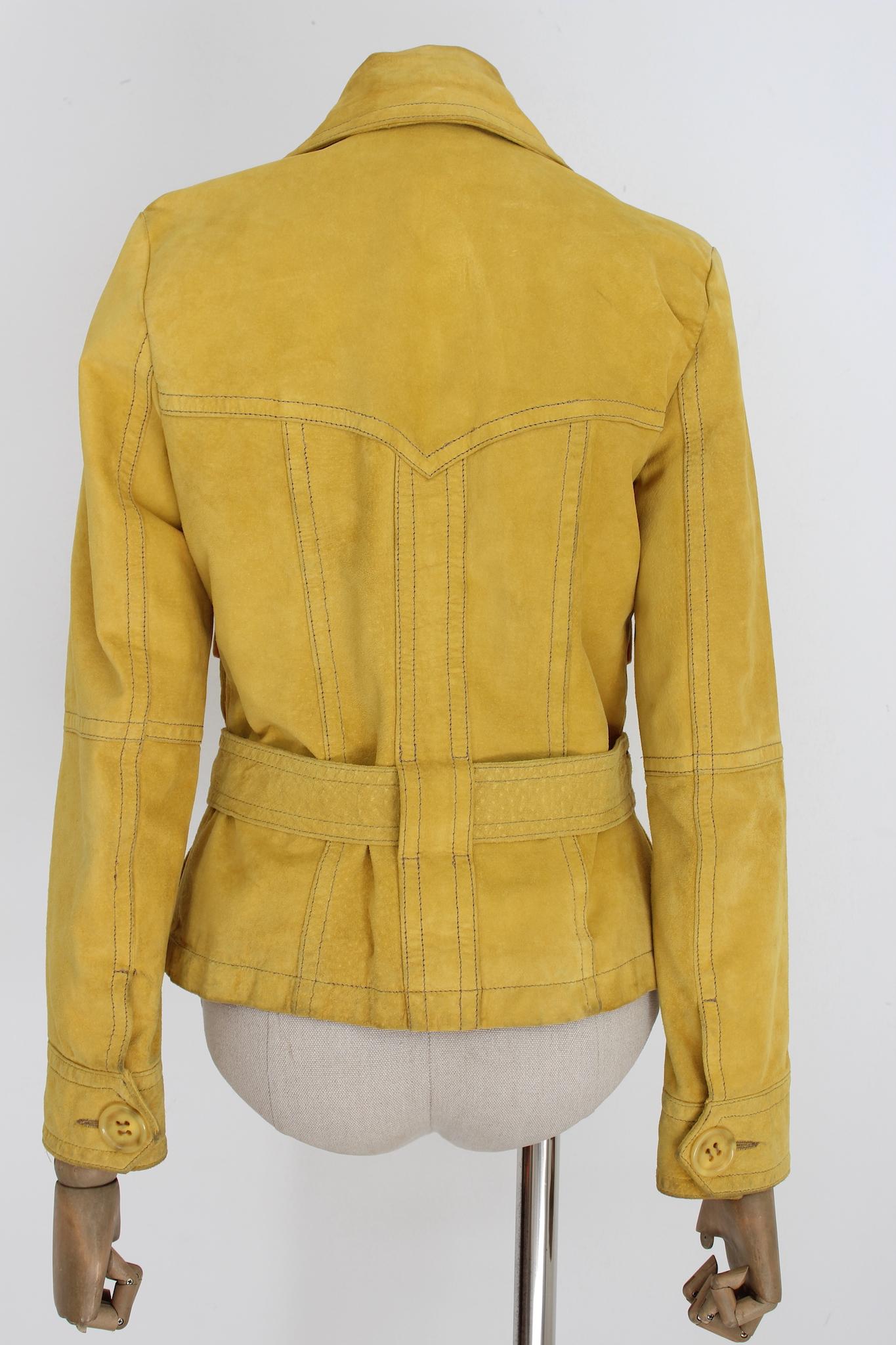Max Mara 2000s yellow colored leather jacket. Fitted blazer, button fastening and belt at the waist, the black shaded color, gives a worn look. 100% pig leather fabric, internally lined. Made in Italy.

Size: 44 It 10 Us 12 Uk

Shoulder: 42 cm
Bust