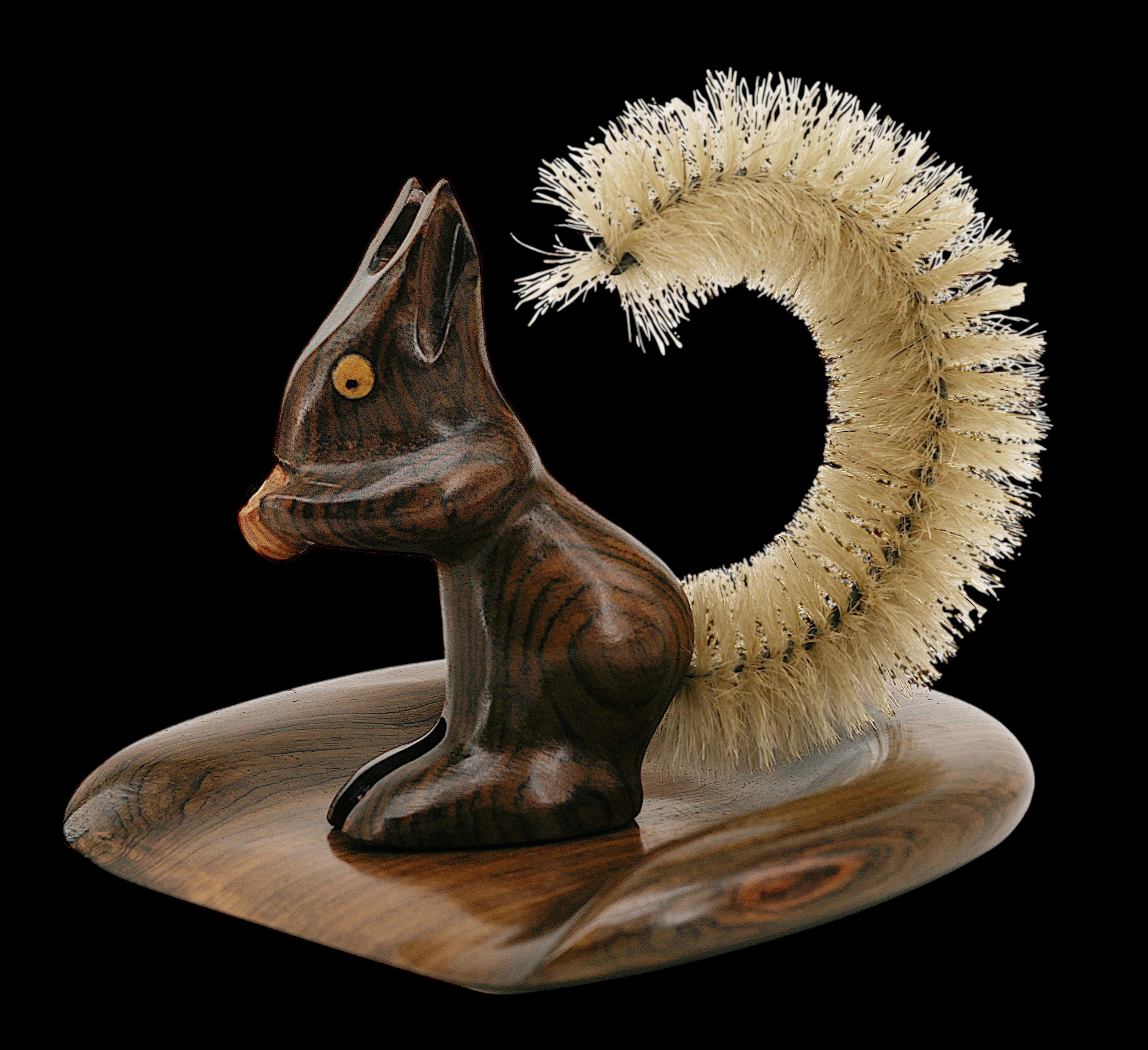 Große hölzerne Eichhörnchenbürste und -pfanne aus der Mitte des Jahrhunderts von Max MEDER (Paris), Frankreich, 1950er Jahre. Eichhörnchen frisst eine Nuss. Edle Hölzer. Maße: Eichhörnchen - Höhe: 17cm (6.7