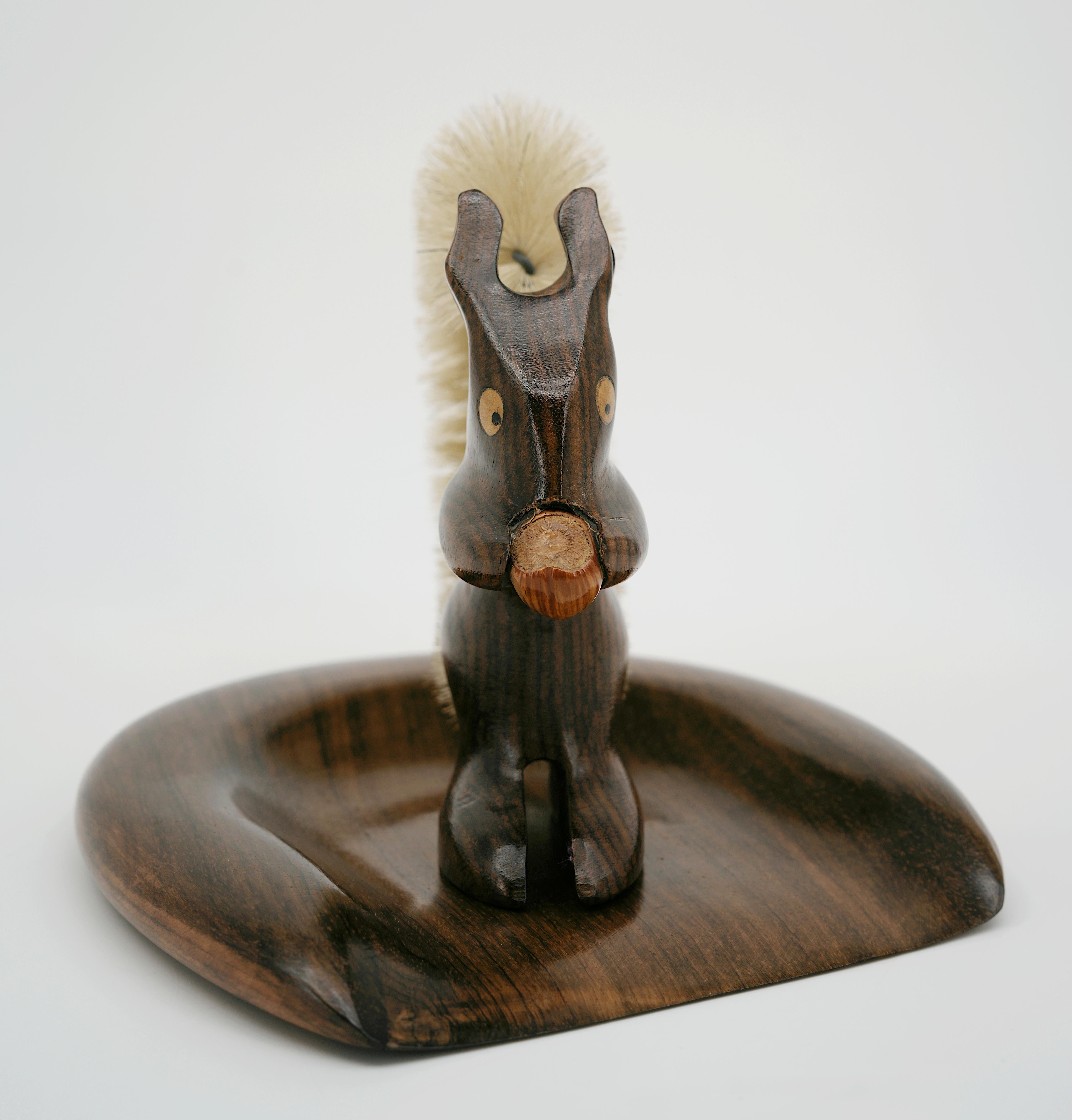 Max Meder, handgeschnitzter Holzschnitt mit Eichhörnchenbürsten und Pan, Frankreich, 1950er Jahre im Zustand „Hervorragend“ im Angebot in Saint-Amans-des-Cots, FR