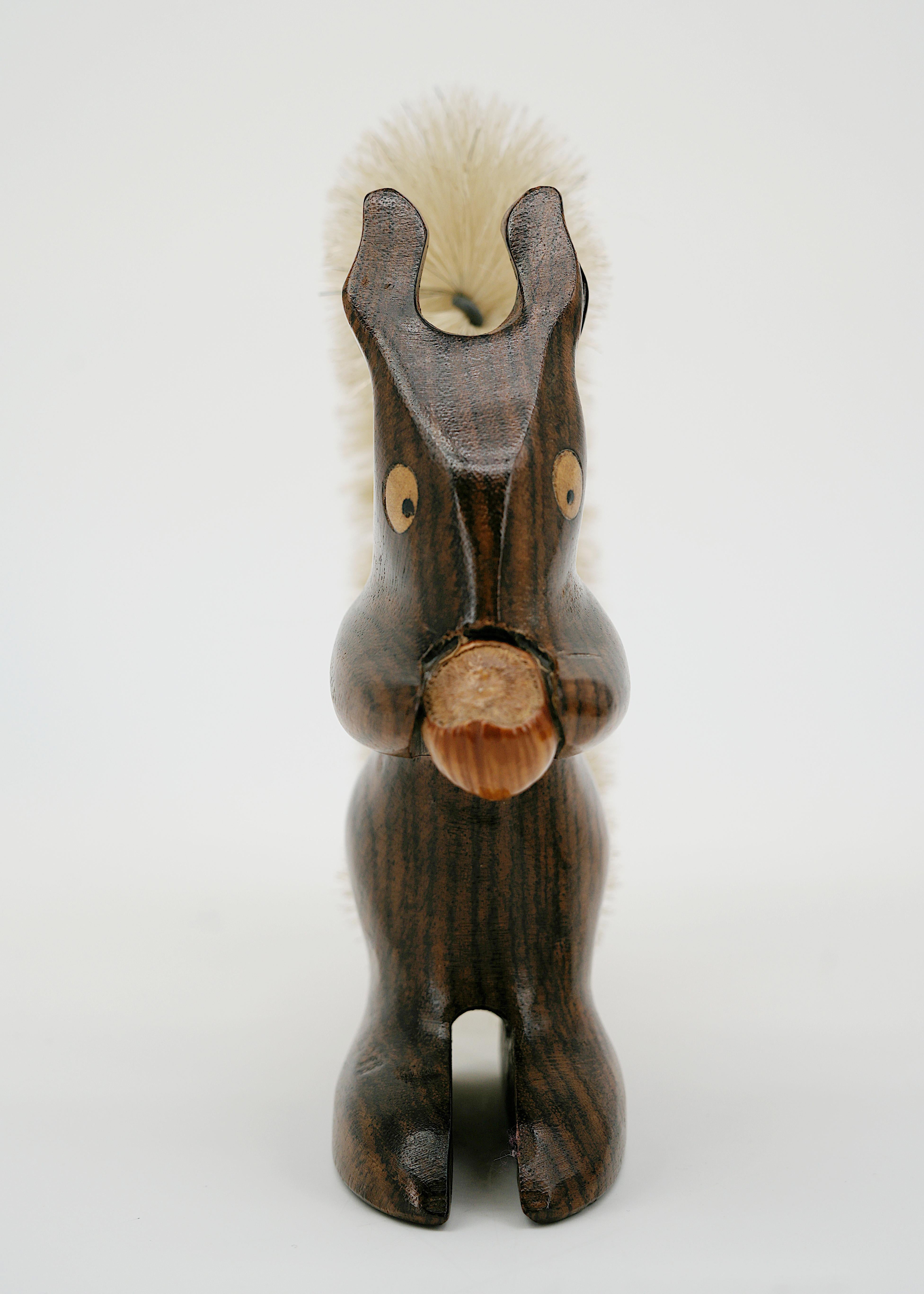 Max Meder, handgeschnitzter Holzschnitt mit Eichhörnchenbürsten und Pan, Frankreich, 1950er Jahre im Angebot 3