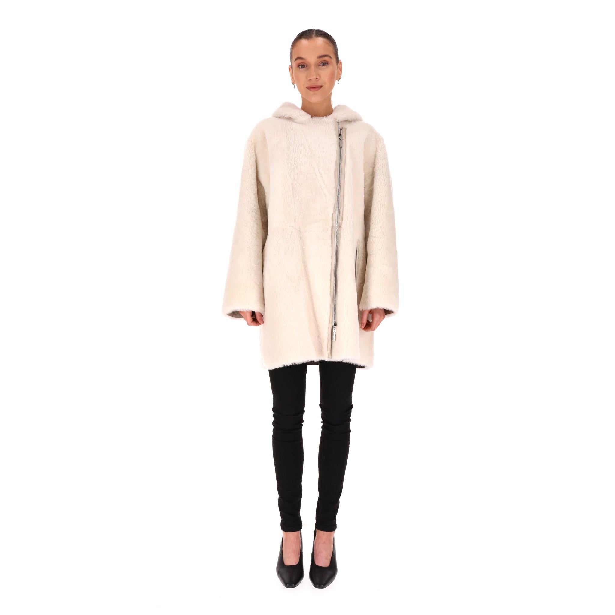 Max & Moi: cappotto reversibile in merino e shearling

Cappotto avorio longilineo progettato per essere indossato sia sul lato in pelle, sia al contrario per avere la fodera in shearling felpato rivolta verso l'esterno.

Caratterizzato da chiusura