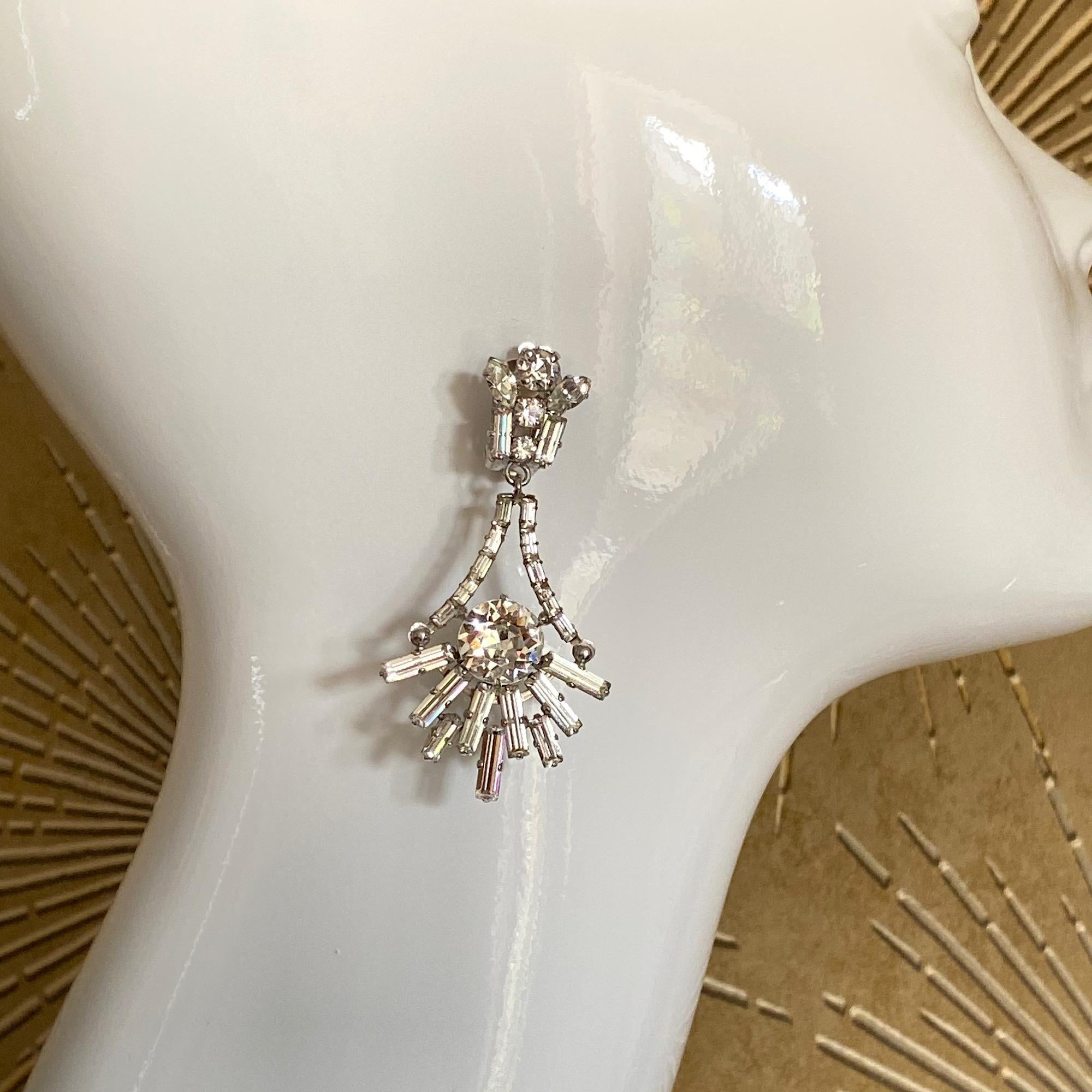 Orecchini a goccia con strass trasparenti di Max Muller in vendita 1