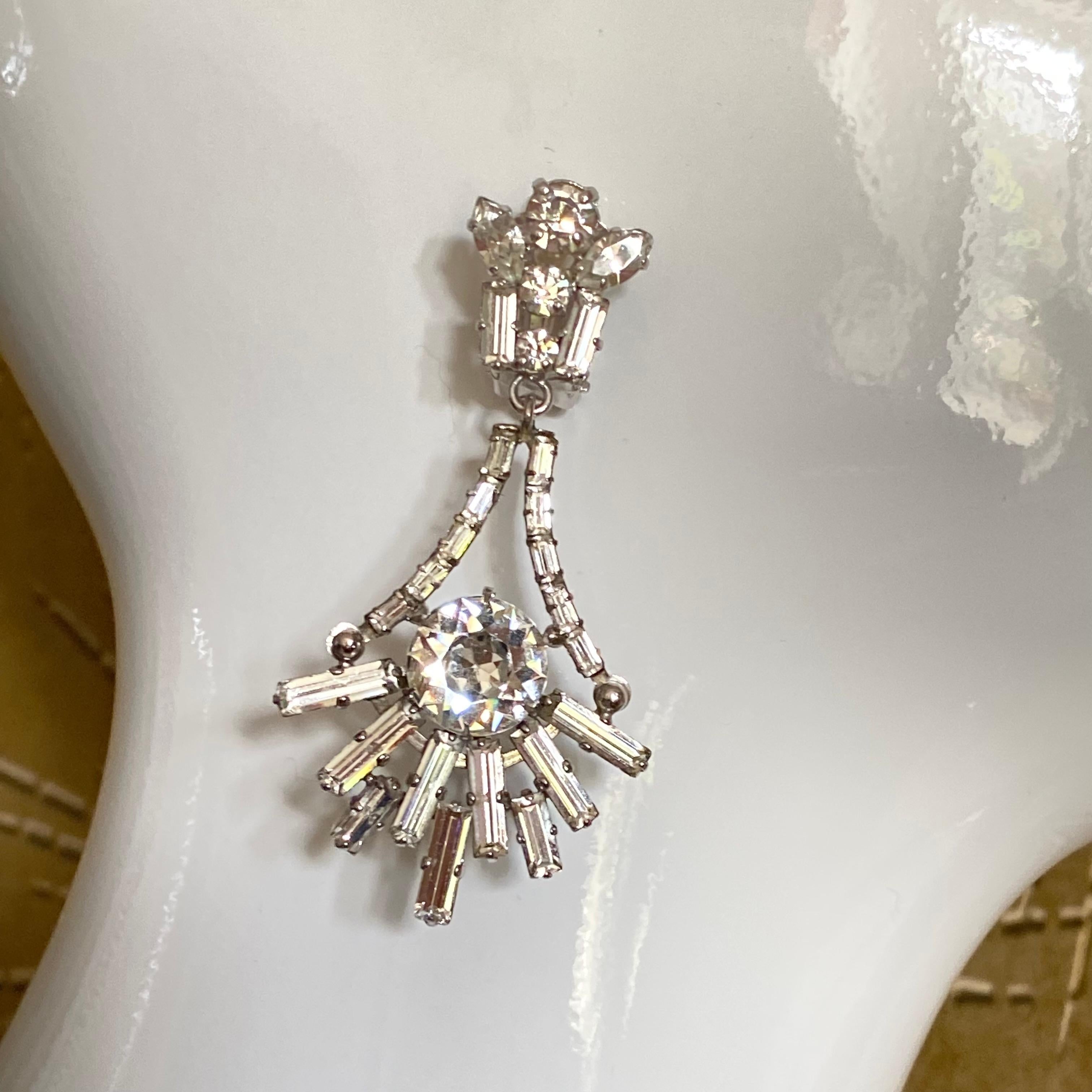 Orecchini a goccia con strass trasparenti di Max Muller in vendita 4