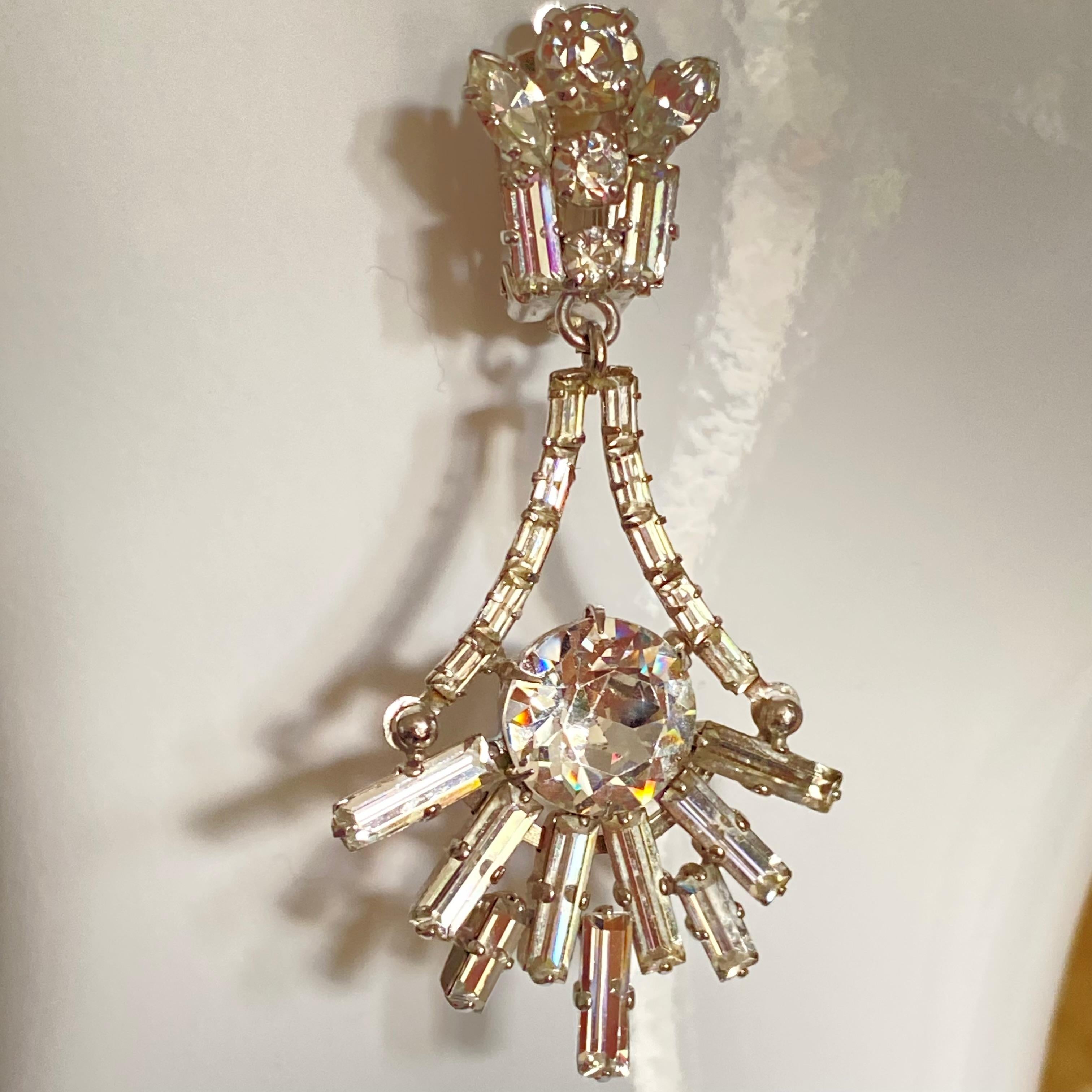 Orecchini a goccia con strass trasparenti di Max Muller in vendita 5