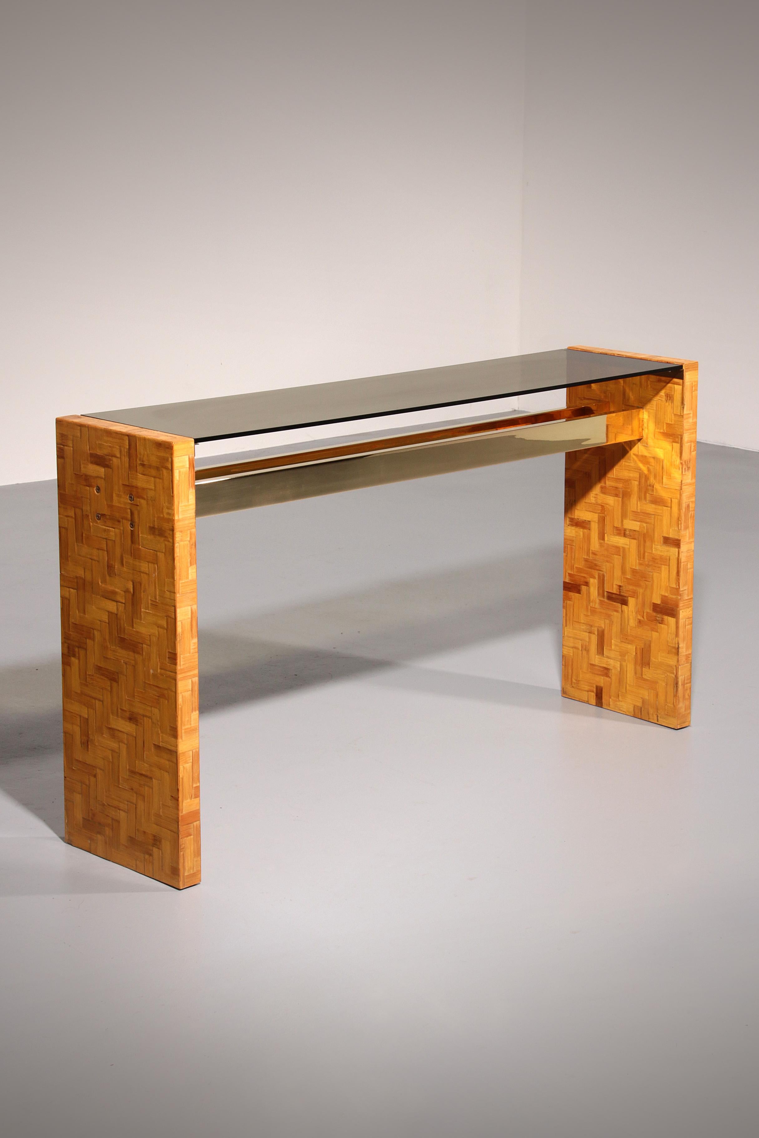 La table d'appoint Max Papiri en bois de bananier tressé et verre fumé est plus qu'un meuble, c'est une petite œuvre d'art qui transforme toute pièce dans laquelle elle entre. Sa structure organique tissée à la main porte la chaleur et le caractère