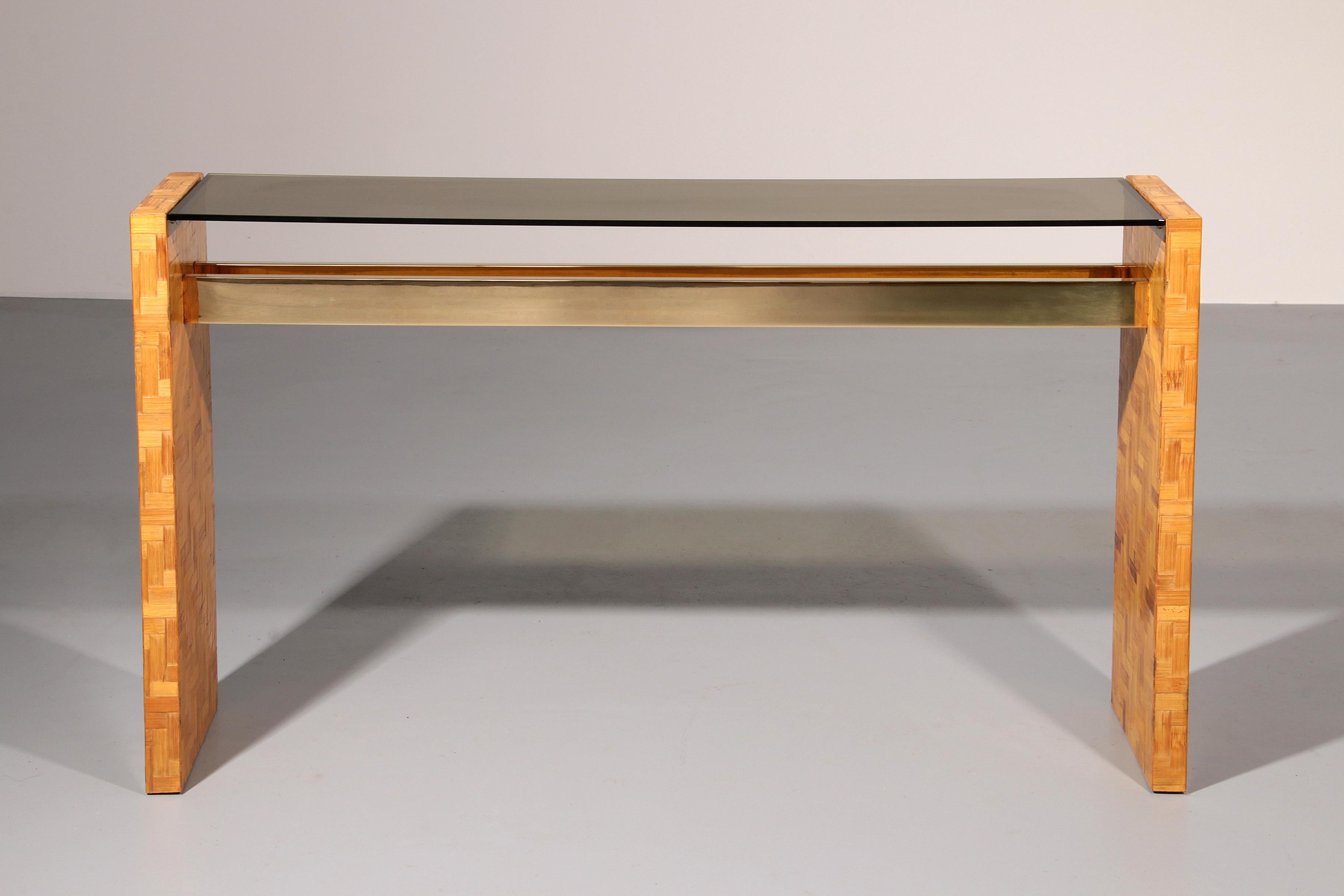 Mid-Century Modern Table d'appoint en bois de bananier tressé et verre fumé Max Papiri en vente