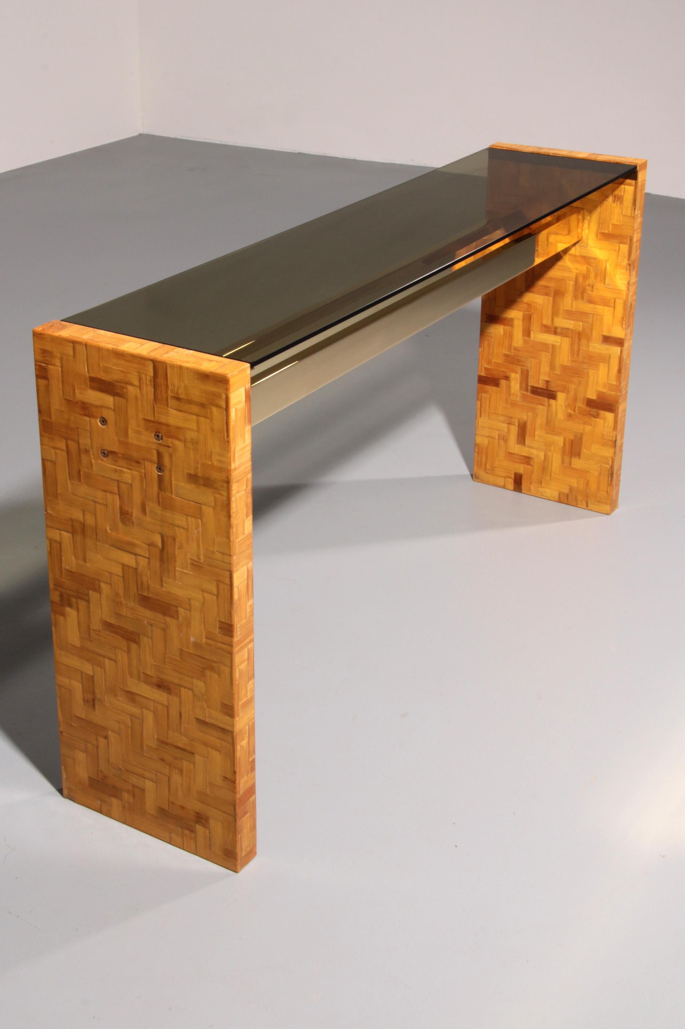 Fin du 20e siècle Table d'appoint en bois de bananier tressé et verre fumé Max Papiri en vente