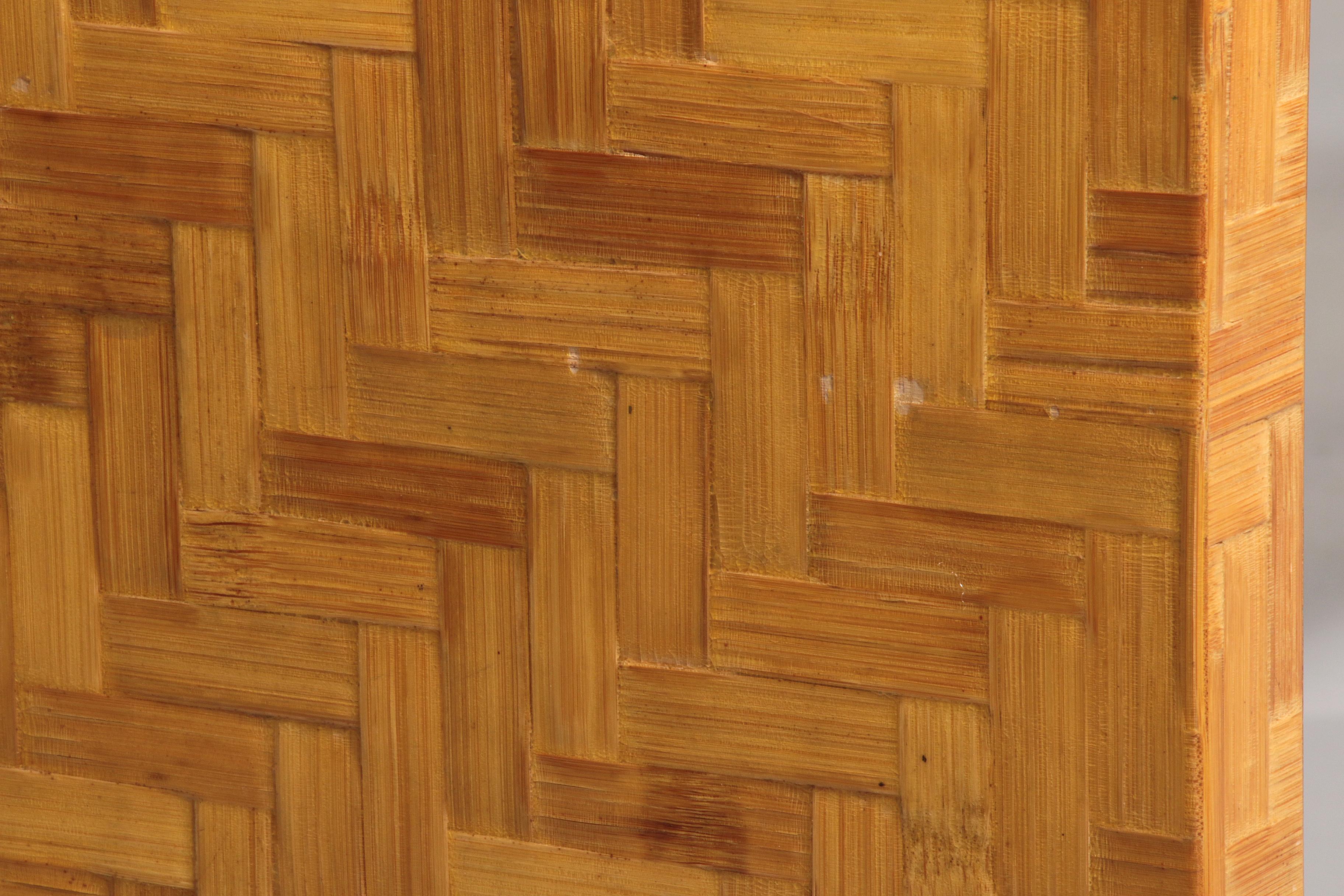 Table d'appoint en bois de bananier tressé et verre fumé Max Papiri en vente 1