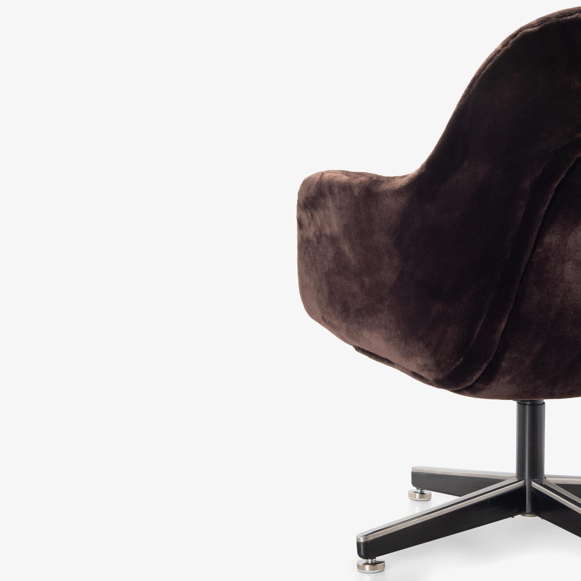 Max Pearson Executive Lounge Chair by Knoll in Plush Italian Espresso Velvet For Sale 5