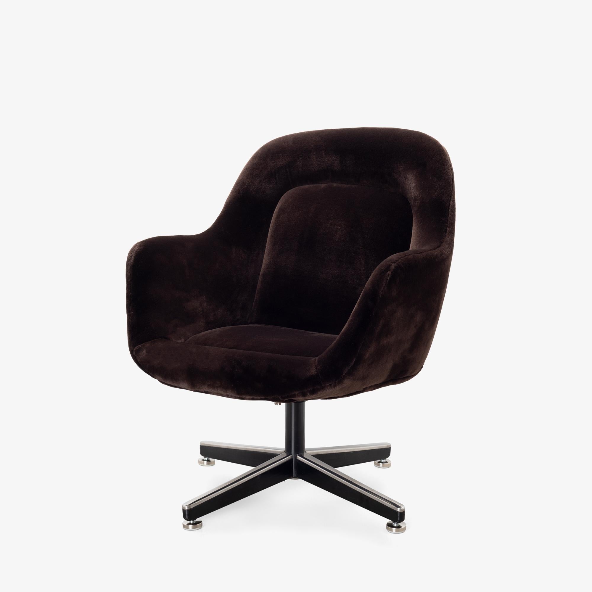 Mid-Century Modern Max Pearson Executive Lounge Chair by Knoll in Plush Italian Espresso Velvet For Sale