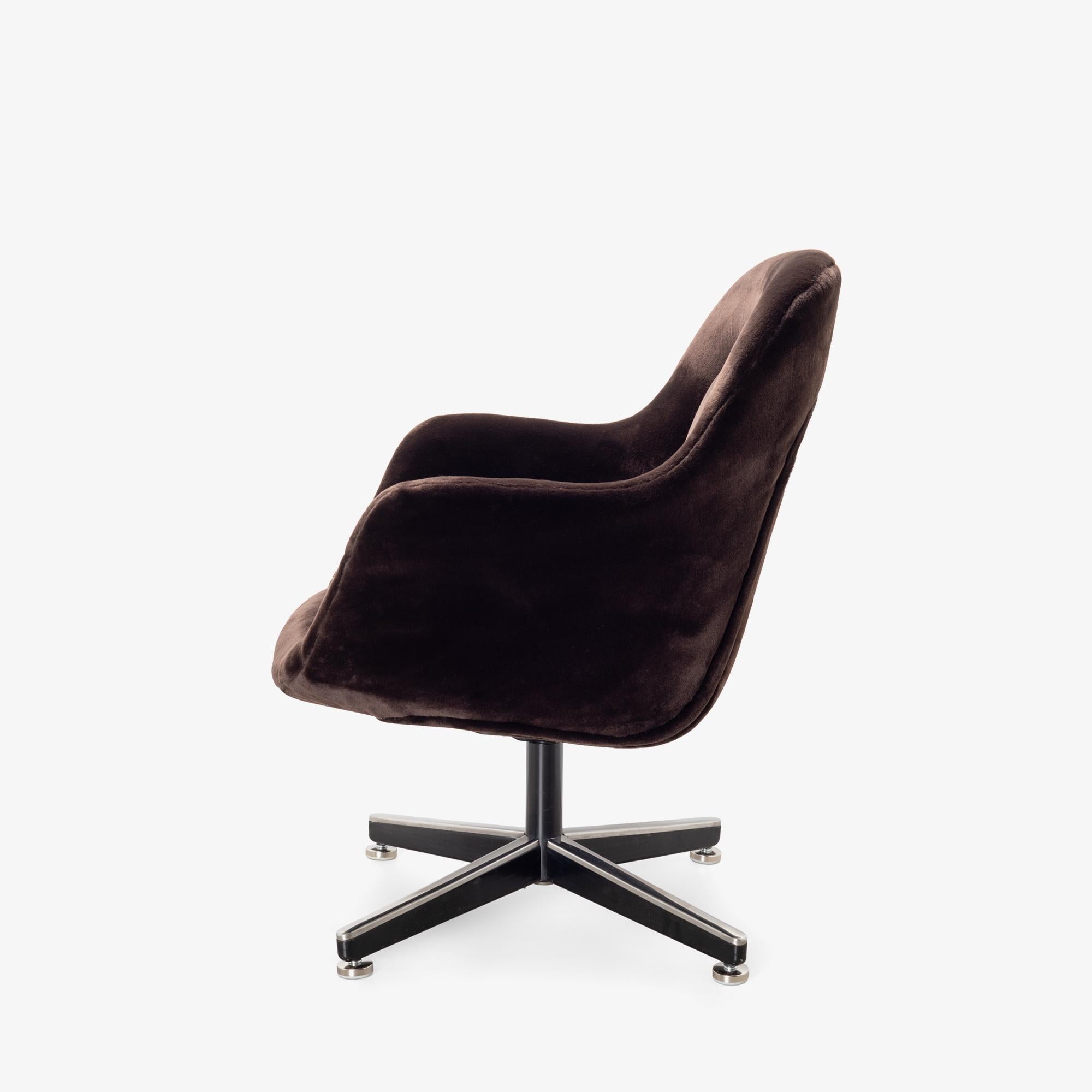 American Max Pearson Executive Lounge Chair by Knoll in Plush Italian Espresso Velvet For Sale