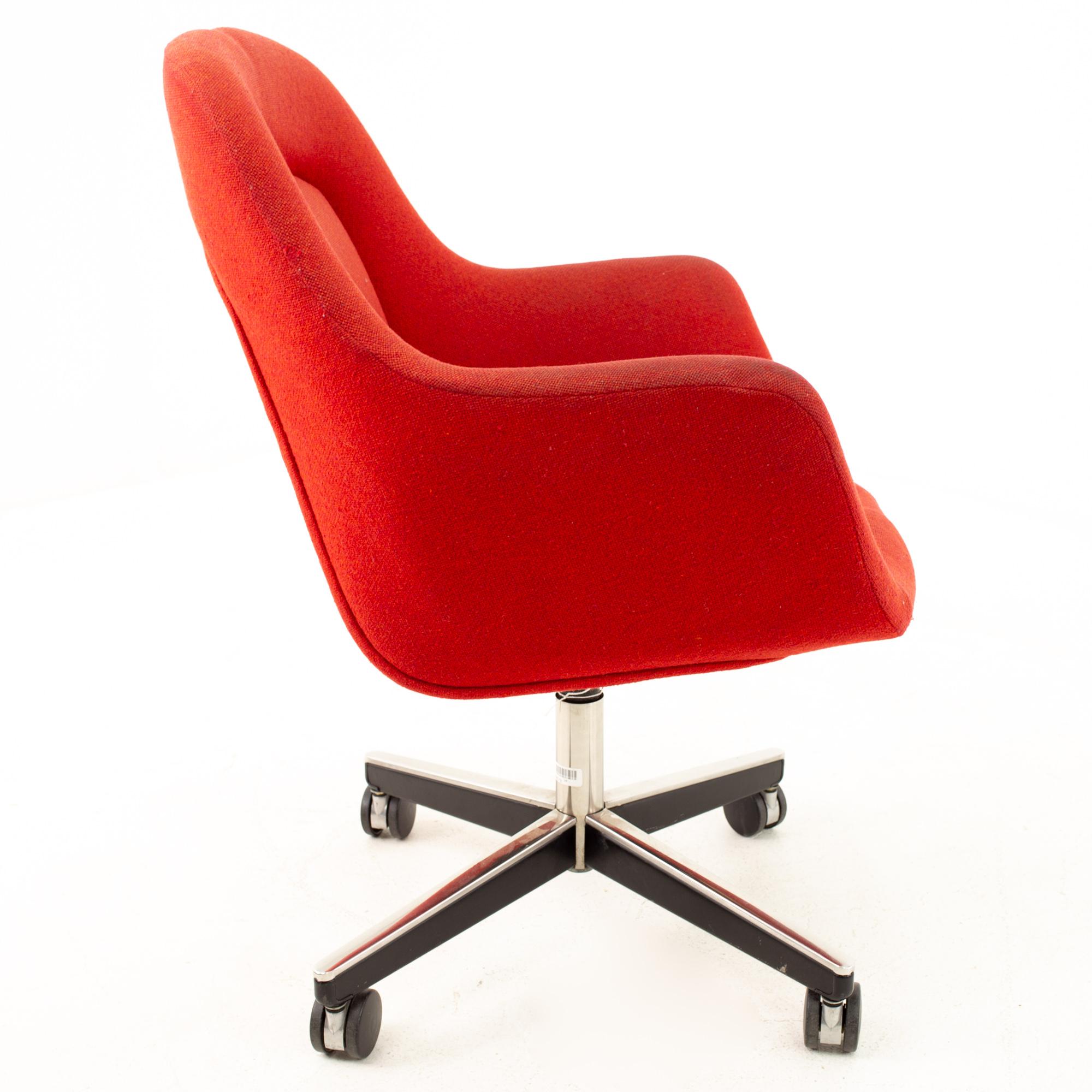 Max Pearson for Knoll mid century red upholstered office desk chair
Chair measures: 26 wide x 24 deep x 34 high with a seat height of 25 inches

This piece is available in what we call restored vintage condition. Upon purchase it is thoroughly