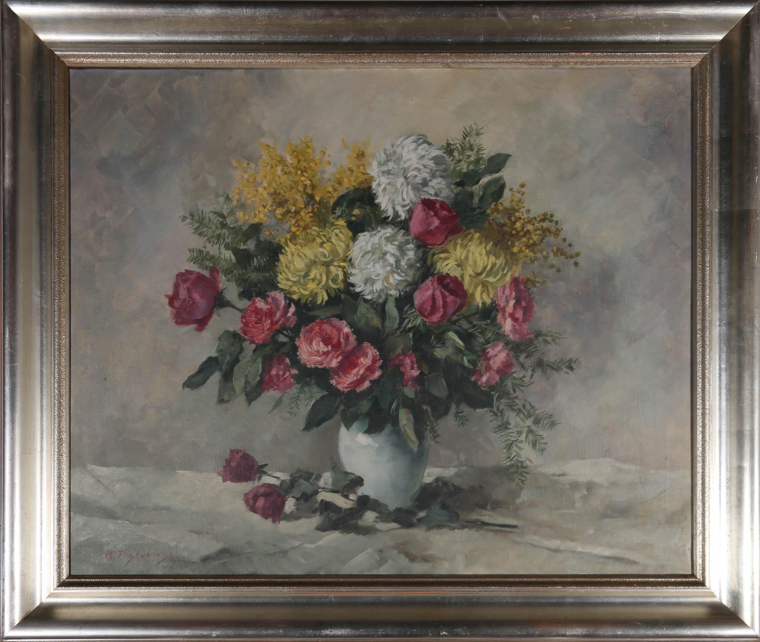 Une charmante nature morte florale vers 1940-1950, montrant un vase de chrysanthèmes, de roses, de sapin et de mimosa. L'artiste a signé dans le coin inférieur gauche et le tableau est présenté dans un important cadre en vermeil. Sur toile.
