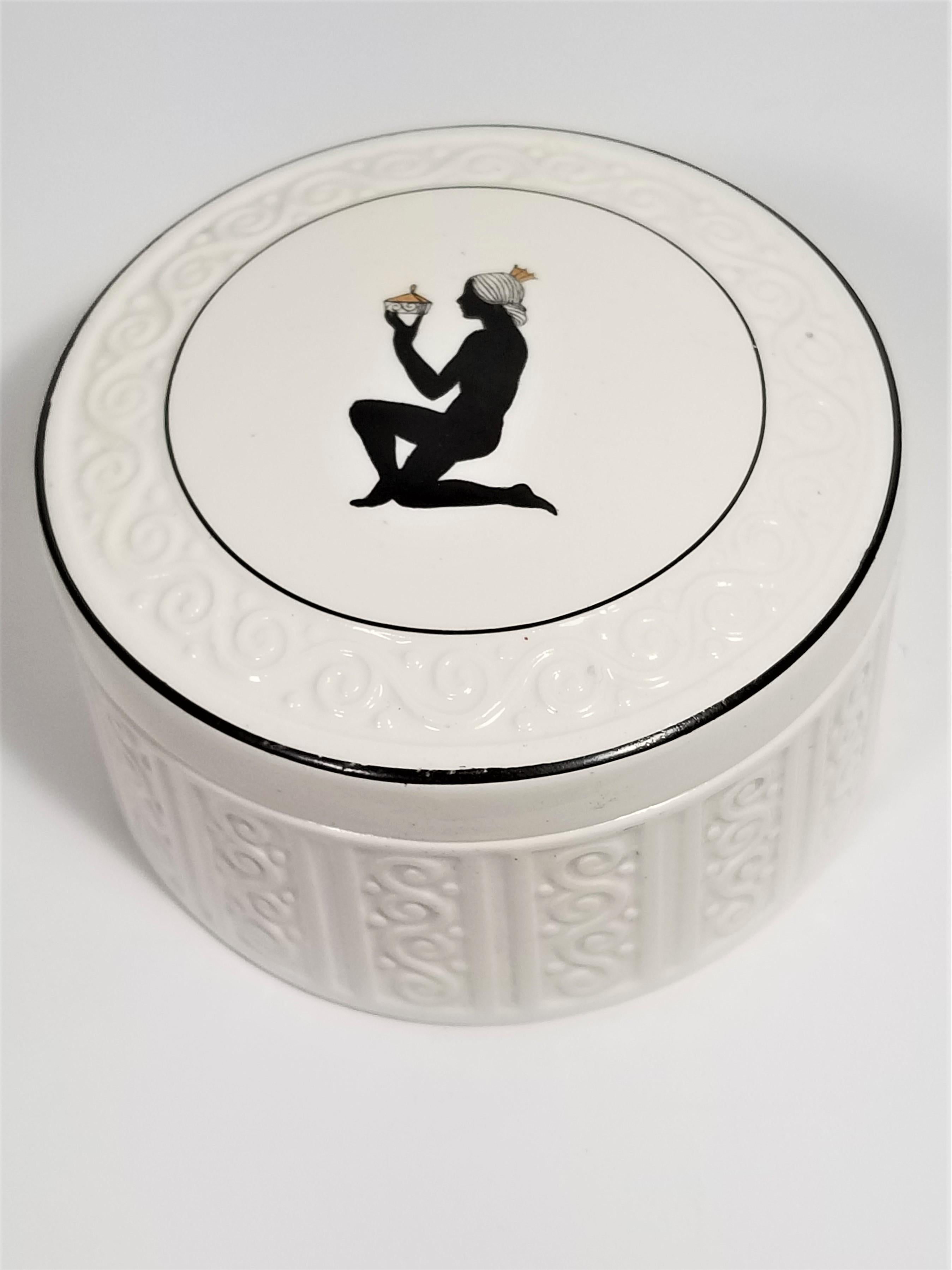 Signiert Max Roesler Rodach Porzellan. Hergestellt in Deutschland. Figürliches Art Deco Design auf der Oberseite. Off-white Porzellan mit schwarzen und goldenen Akzenten. Abgedeckte Schüssel oder Schale. Es wäre ein schöner Akzent für einen