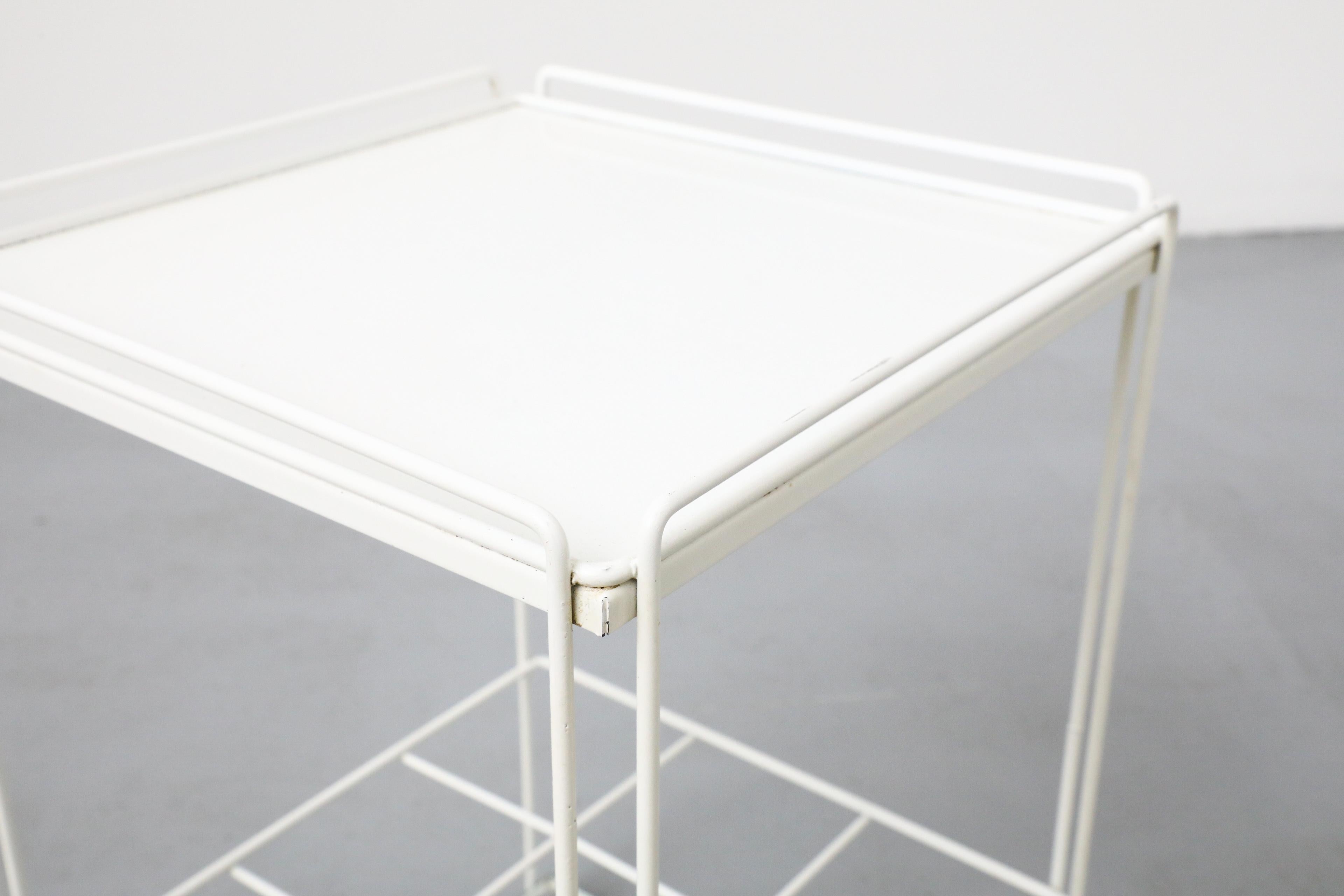 Max Sauze Attributed White Wire Side Table with Grid Wine Bottle Holder (table d'appoint en fil de fer blanc avec grille pour bouteilles de vin) en vente 1