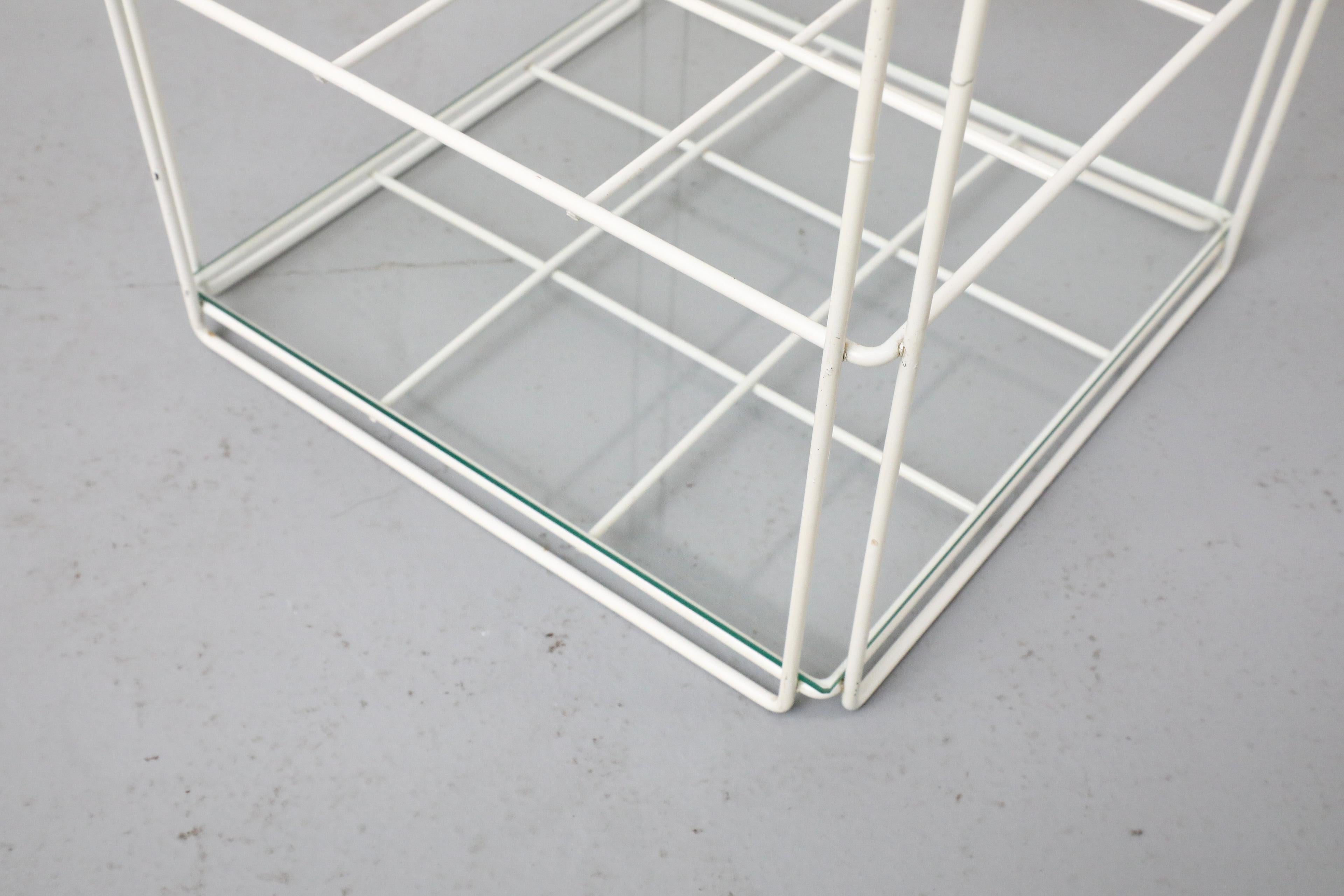 Max Sauze Attributed White Wire Side Table with Grid Wine Bottle Holder (table d'appoint en fil de fer blanc avec grille pour bouteilles de vin) en vente 2